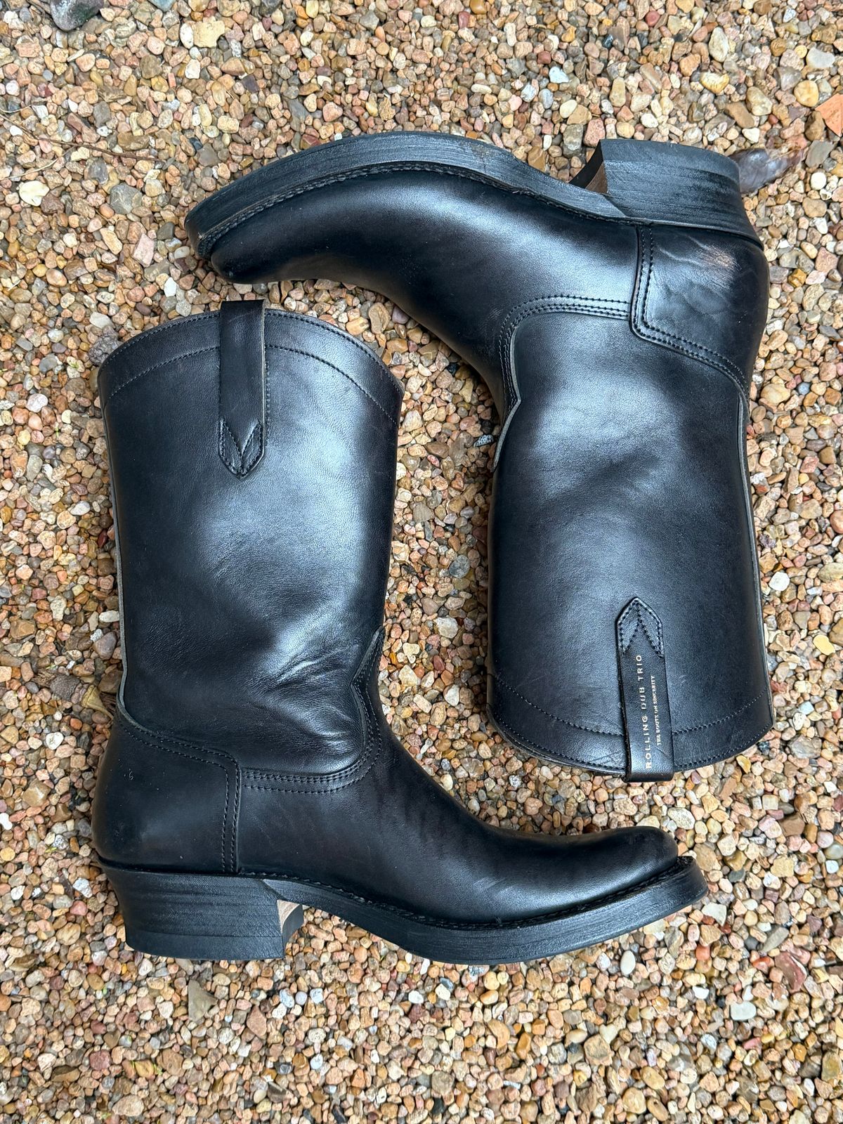 Photo by central209 on December 5, 2025 of the Rolling Dub Trio Loro Western Boot in Black Horse Butt #1010.