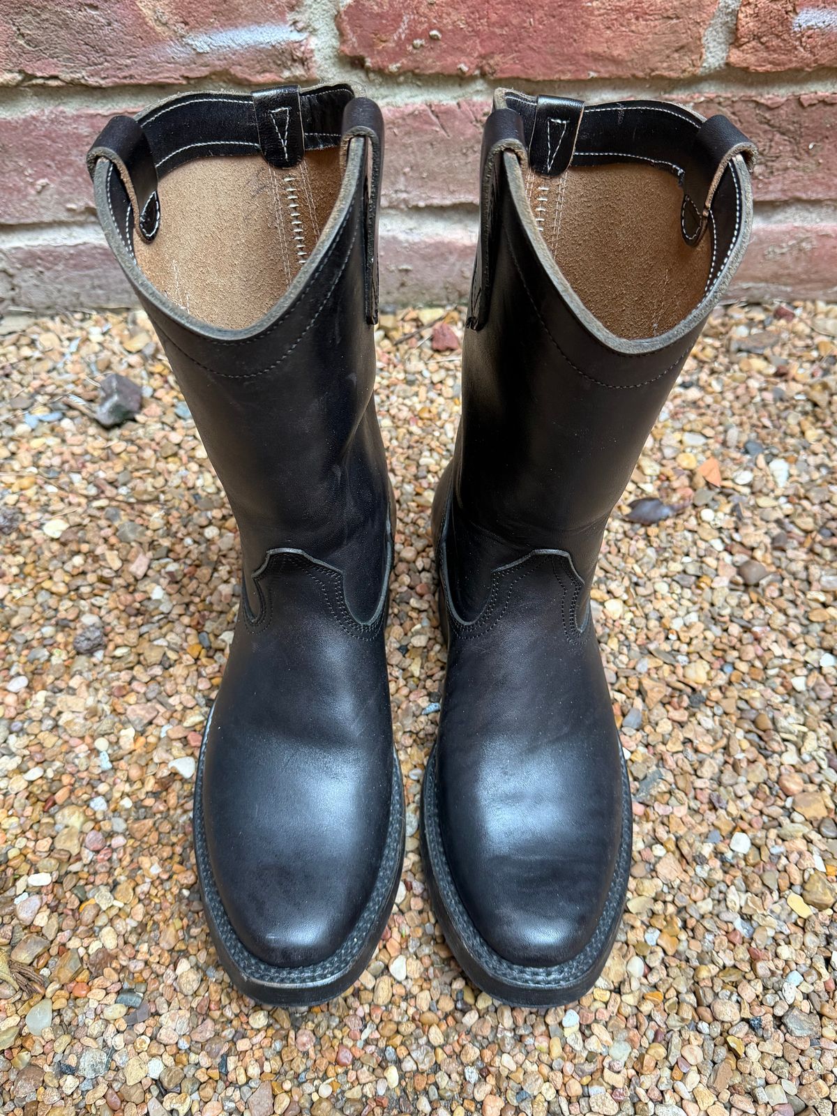 Photo by central209 on December 5, 2025 of the Rolling Dub Trio Loro Western Boot in Black Horse Butt #1010.