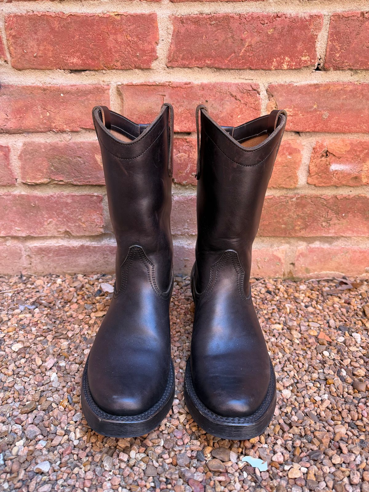 Photo by central209 on January 5, 2026 of the Rolling Dub Trio Loro Western Boot in Black Horse Butt #1010.