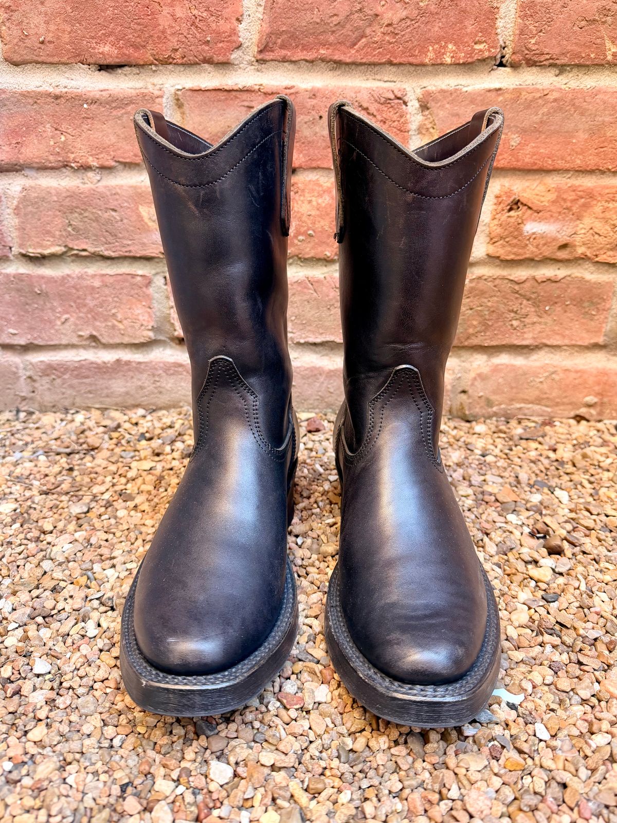 Photo by central209 on February 5, 2026 of the Rolling Dub Trio Loro Western Boot in Black Horse Butt #1010.