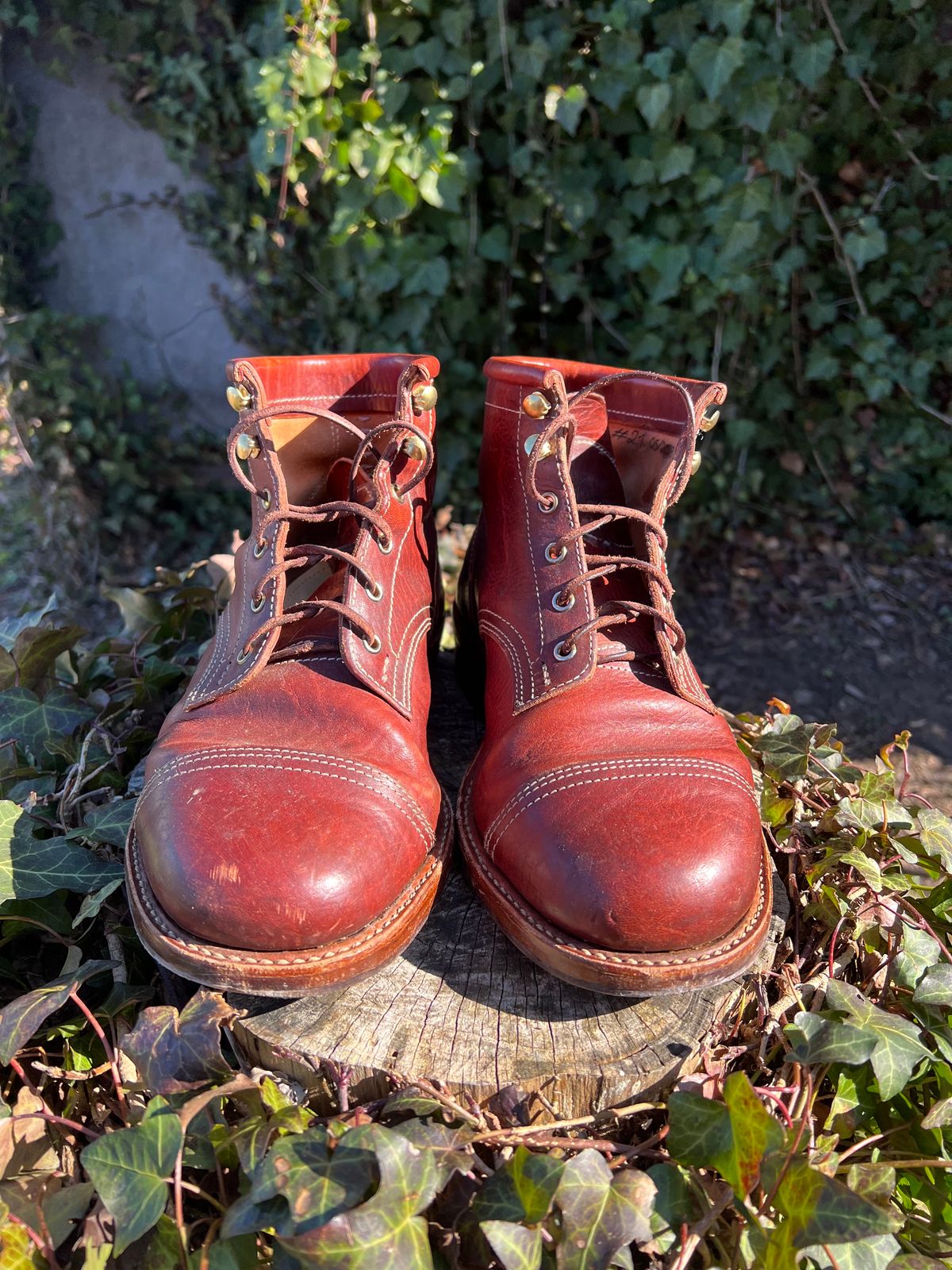 Photo by DalesLeatherworks on February 3, 2024 of the Kustom Kraft Model 1 in Kobel Russet Harness.