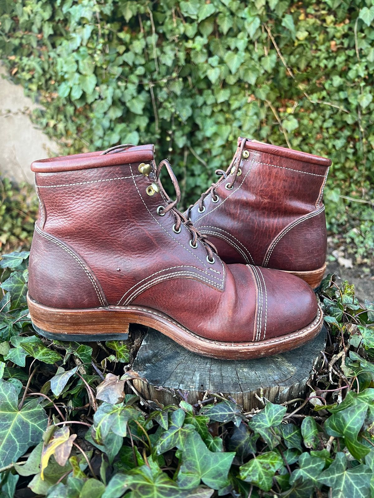 Photo by DalesLeatherworks on March 3, 2024 of the Kustom Kraft Model 1 in Kobel Russet Harness.