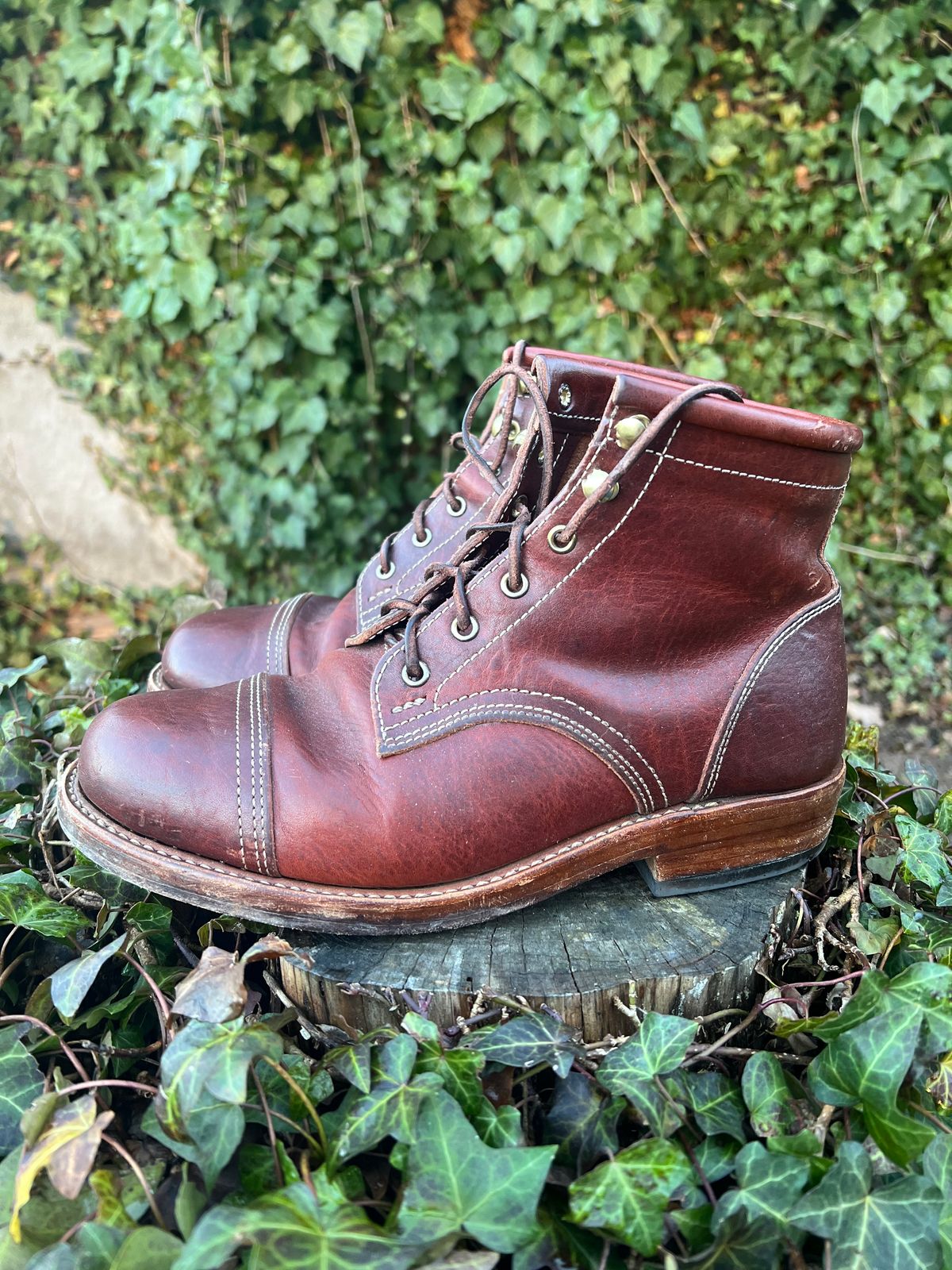 Photo by DalesLeatherworks on March 3, 2024 of the Kustom Kraft Model 1 in Kobel Russet Harness.