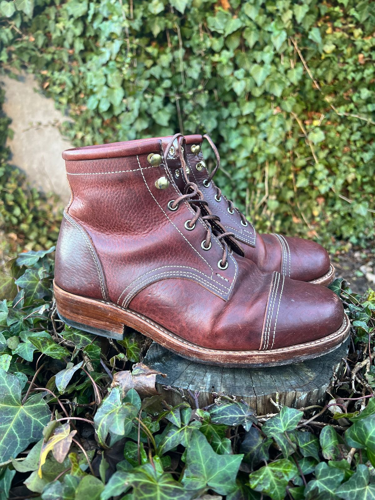 Photo by DalesLeatherworks on March 3, 2024 of the Kustom Kraft Model 1 in Kobel Russet Harness.