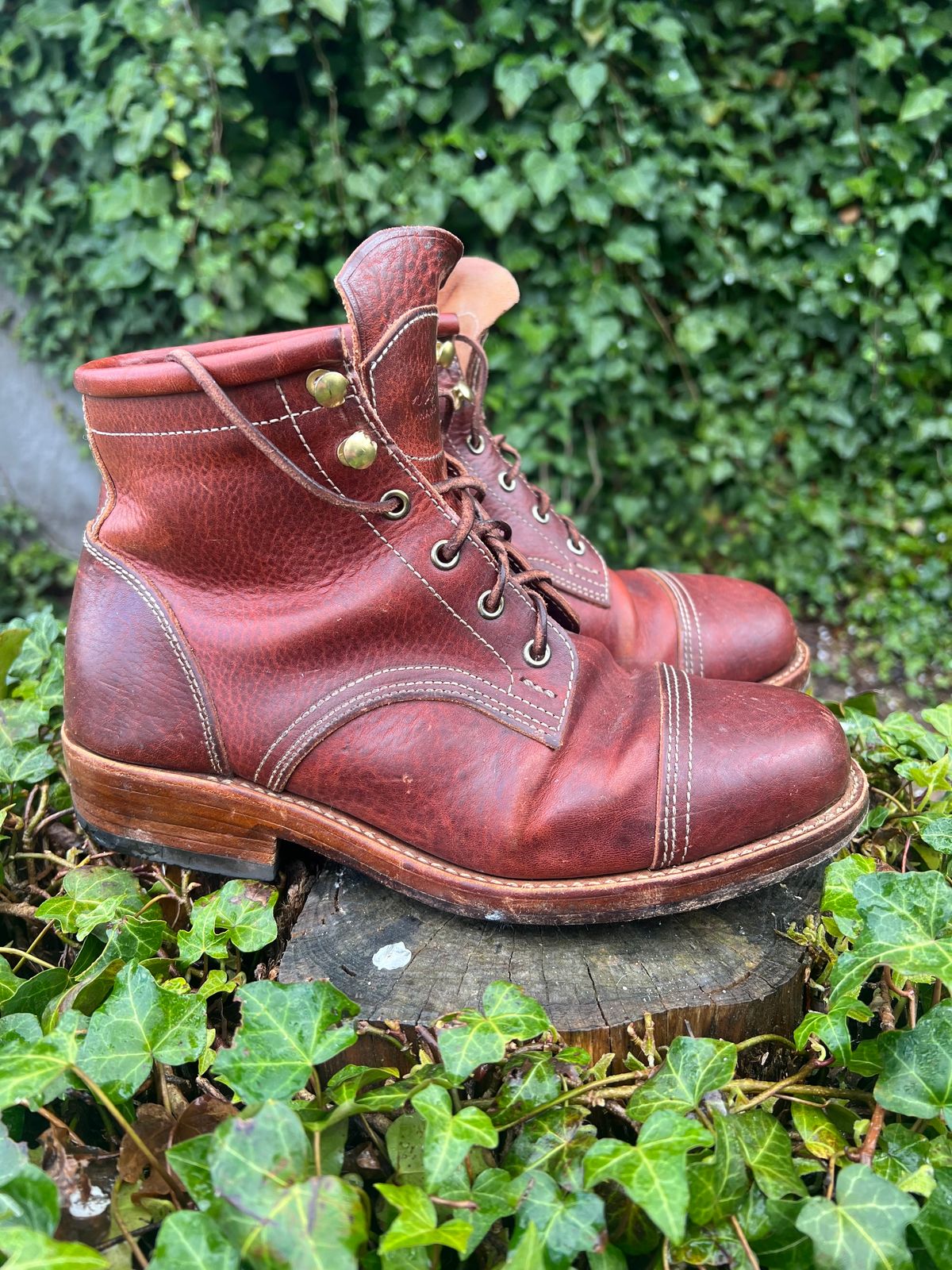 Photo by DalesLeatherworks on April 4, 2024 of the Kustom Kraft Model 1 in Kobel Russet Harness.