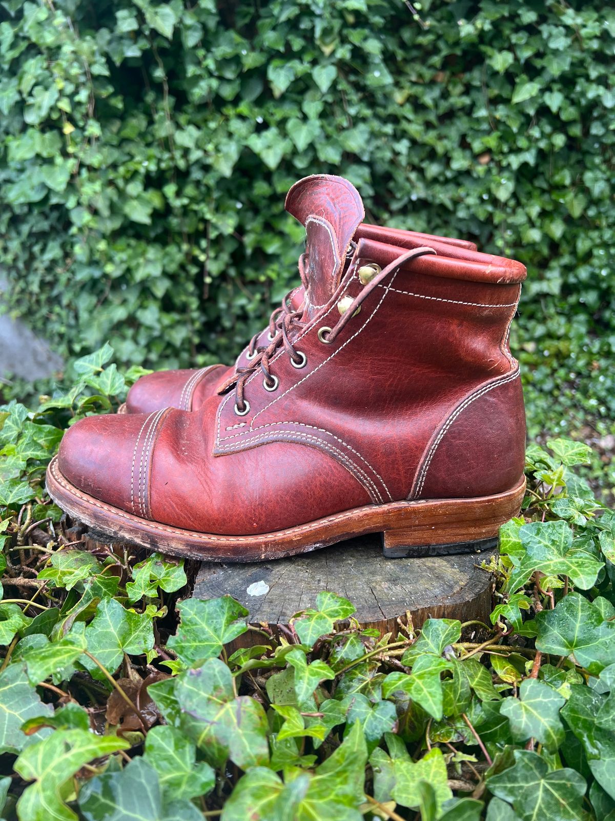 Photo by DalesLeatherworks on April 4, 2024 of the Kustom Kraft Model 1 in Kobel Russet Harness.