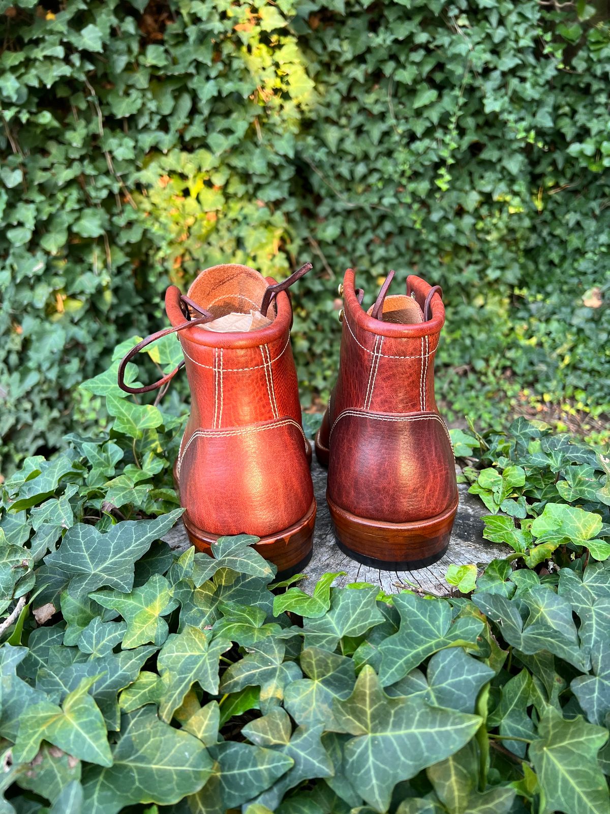 Photo by DalesLeatherworks on October 5, 2023 of the Kustom Kraft Model 1 in Kobel Russet Harness.