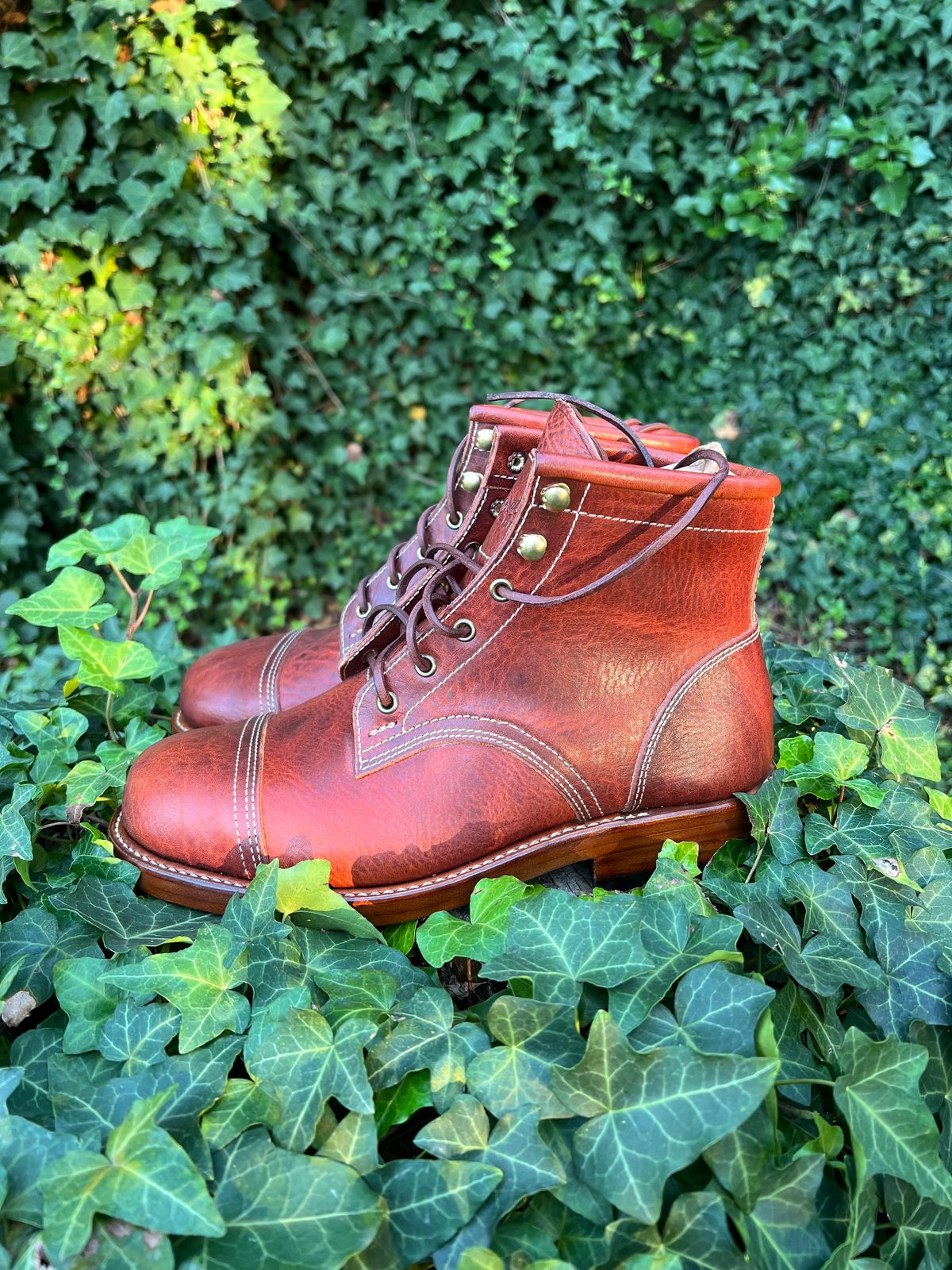 Photo by DalesLeatherworks on October 5, 2023 of the Kustom Kraft Model 1 in Kobel Russet Harness.