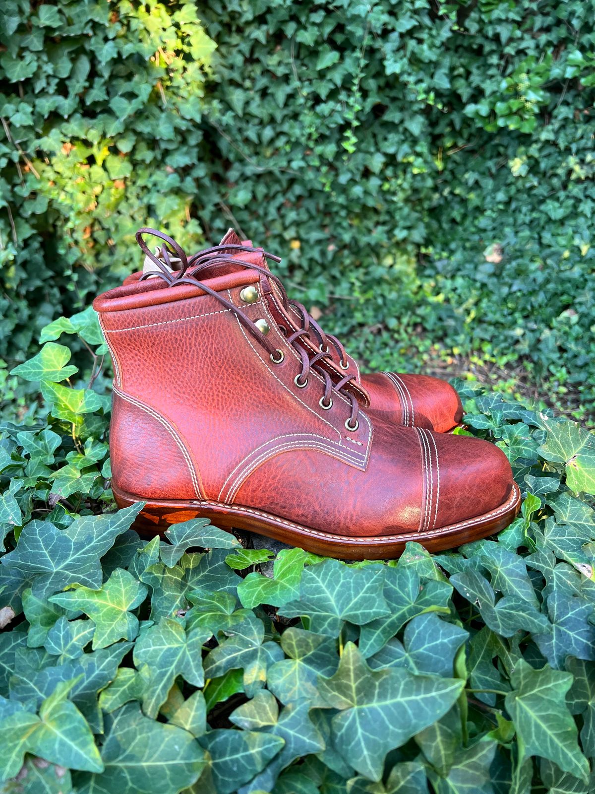 Photo by DalesLeatherworks on October 5, 2023 of the Kustom Kraft Model 1 in Kobel Russet Harness.
