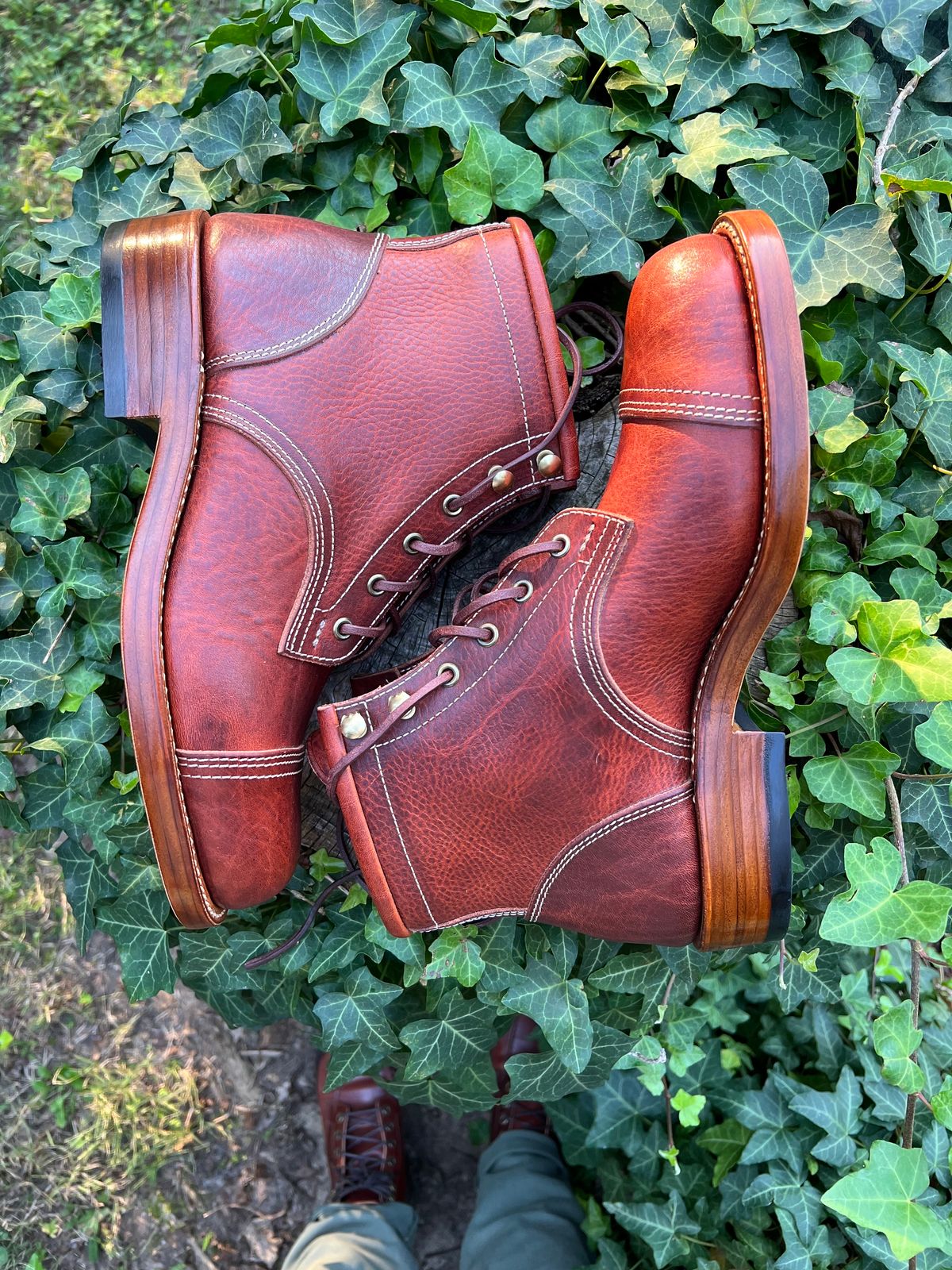 Photo by DalesLeatherworks on October 5, 2023 of the Kustom Kraft Model 1 in Kobel Russet Harness.