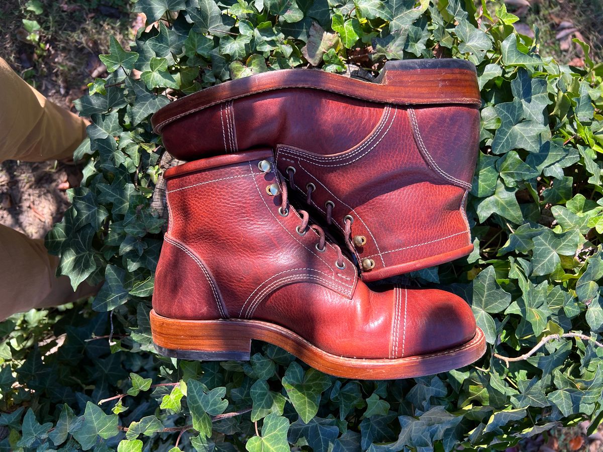 Photo by DalesLeatherworks on November 3, 2023 of the Kustom Kraft Model 1 in Kobel Russet Harness.
