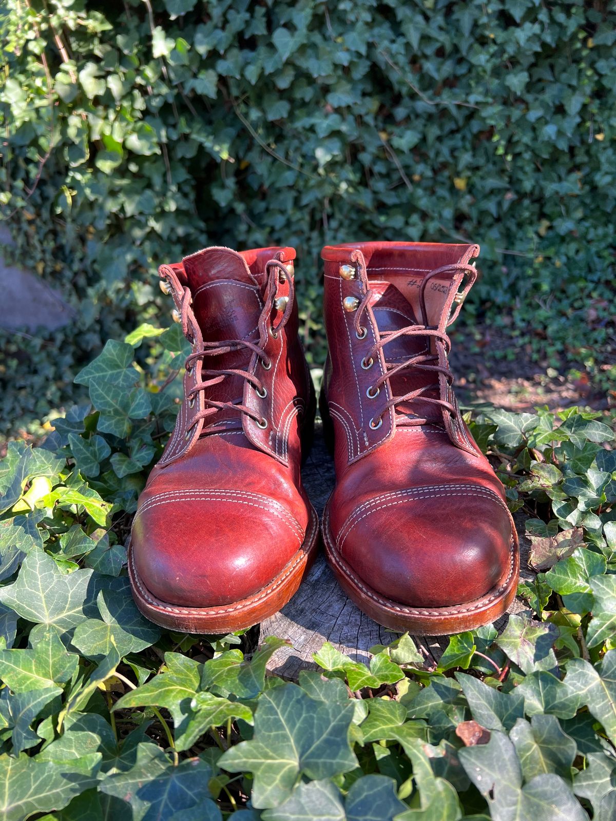 Photo by DalesLeatherworks on November 3, 2023 of the Kustom Kraft Model 1 in Kobel Russet Harness.