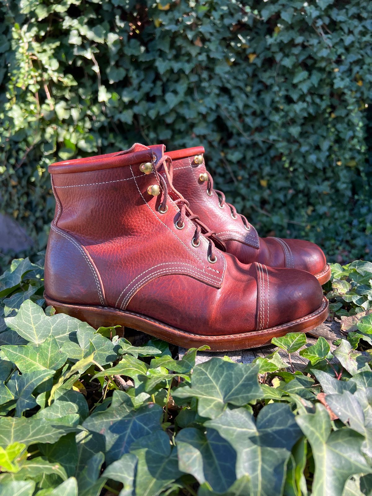 Photo by DalesLeatherworks on November 3, 2023 of the Kustom Kraft Model 1 in Kobel Russet Harness.