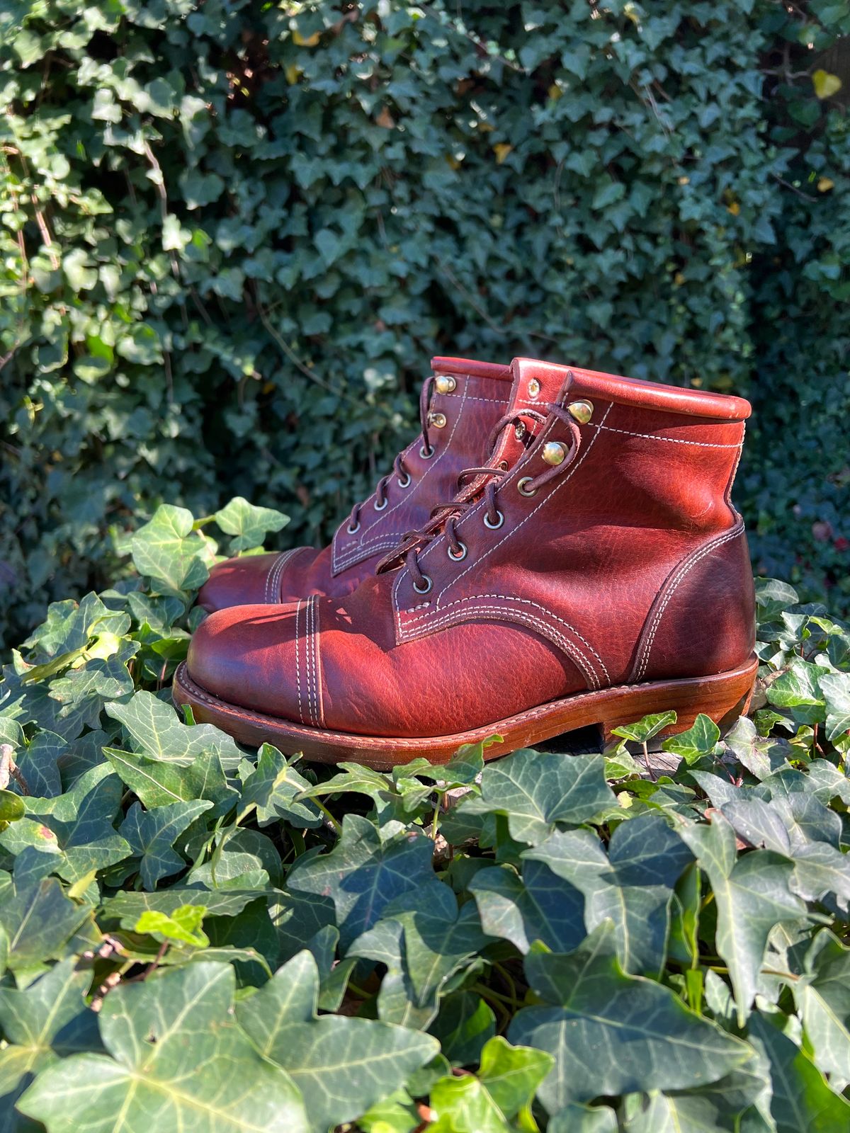 Photo by DalesLeatherworks on November 3, 2023 of the Kustom Kraft Model 1 in Kobel Russet Harness.