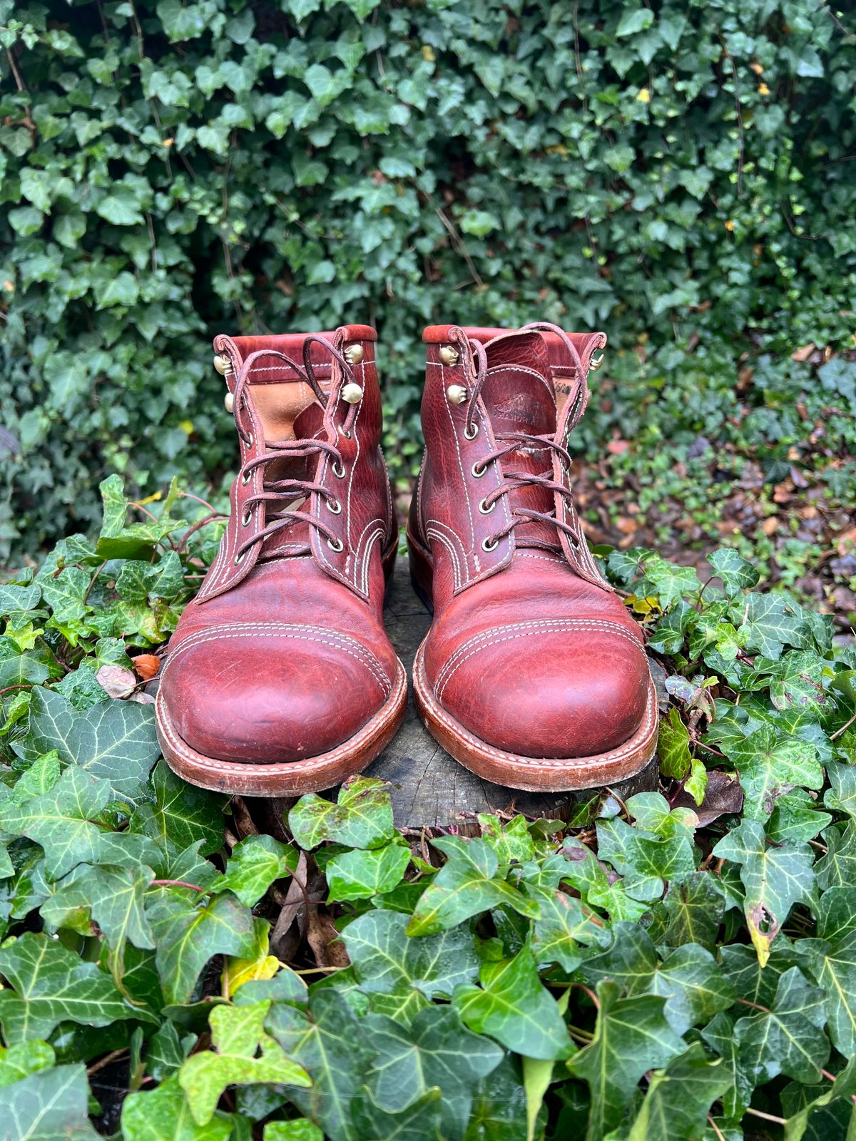 Photo by DalesLeatherworks on December 2, 2023 of the Kustom Kraft Model 1 in Kobel Russet Harness.