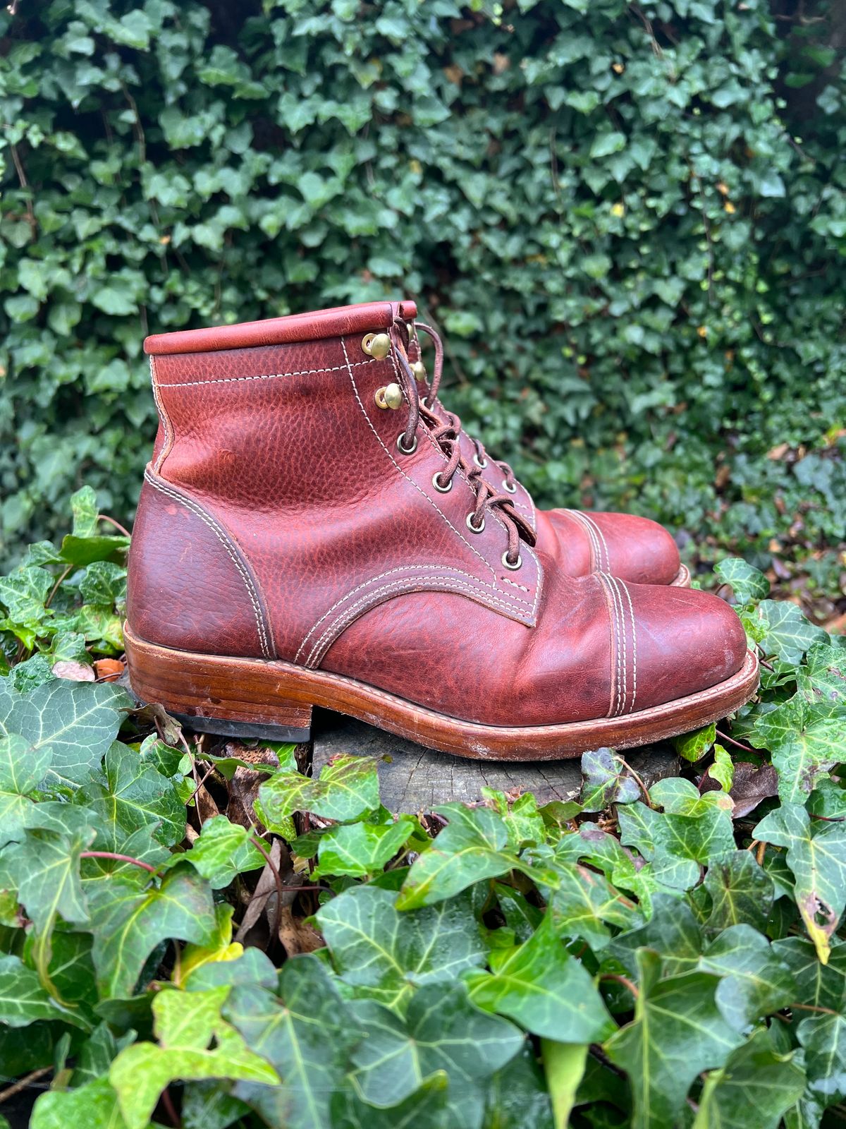 Photo by DalesLeatherworks on December 2, 2023 of the Kustom Kraft Model 1 in Kobel Russet Harness.