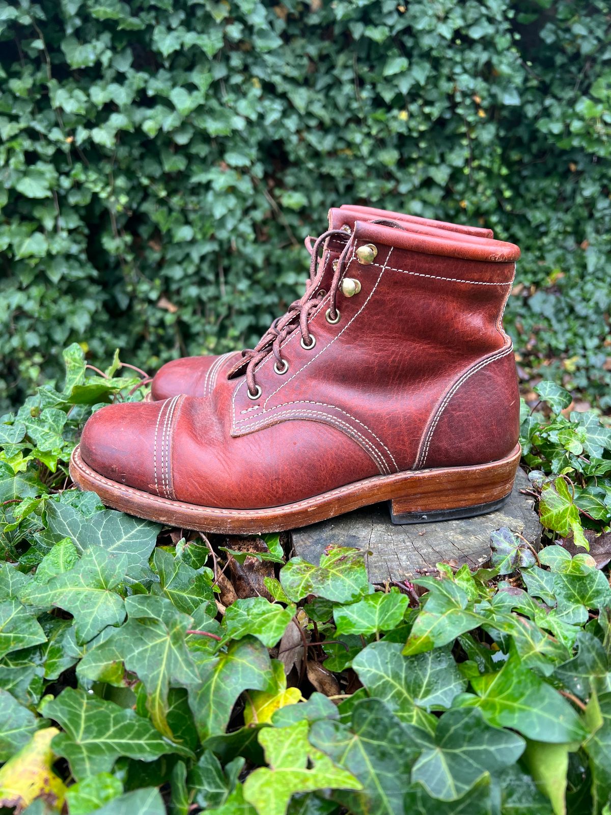 Photo by DalesLeatherworks on December 2, 2023 of the Kustom Kraft Model 1 in Kobel Russet Harness.