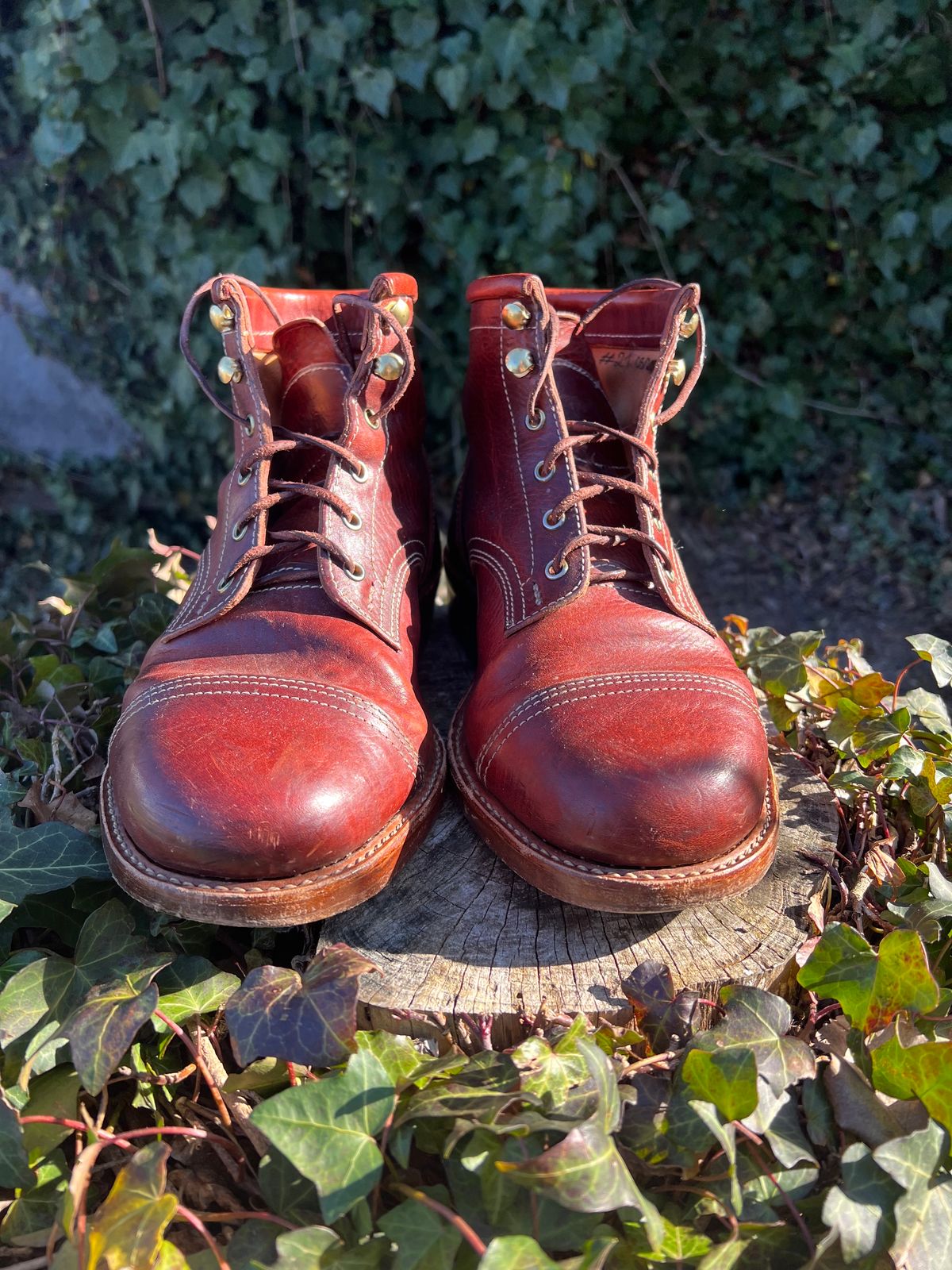 Photo by DalesLeatherworks on January 5, 2024 of the Kustom Kraft Model 1 in Kobel Russet Harness.