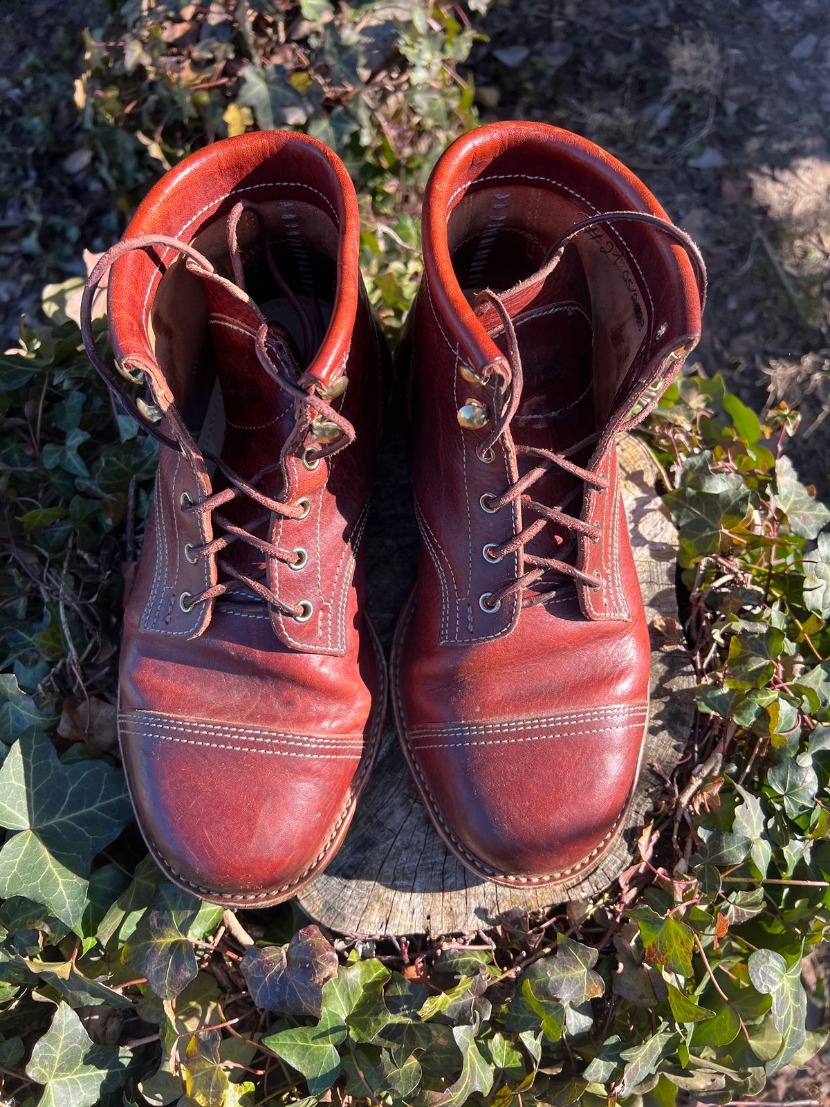Photo by DalesLeatherworks on January 5, 2024 of the Kustom Kraft Model 1 in Kobel Russet Harness.