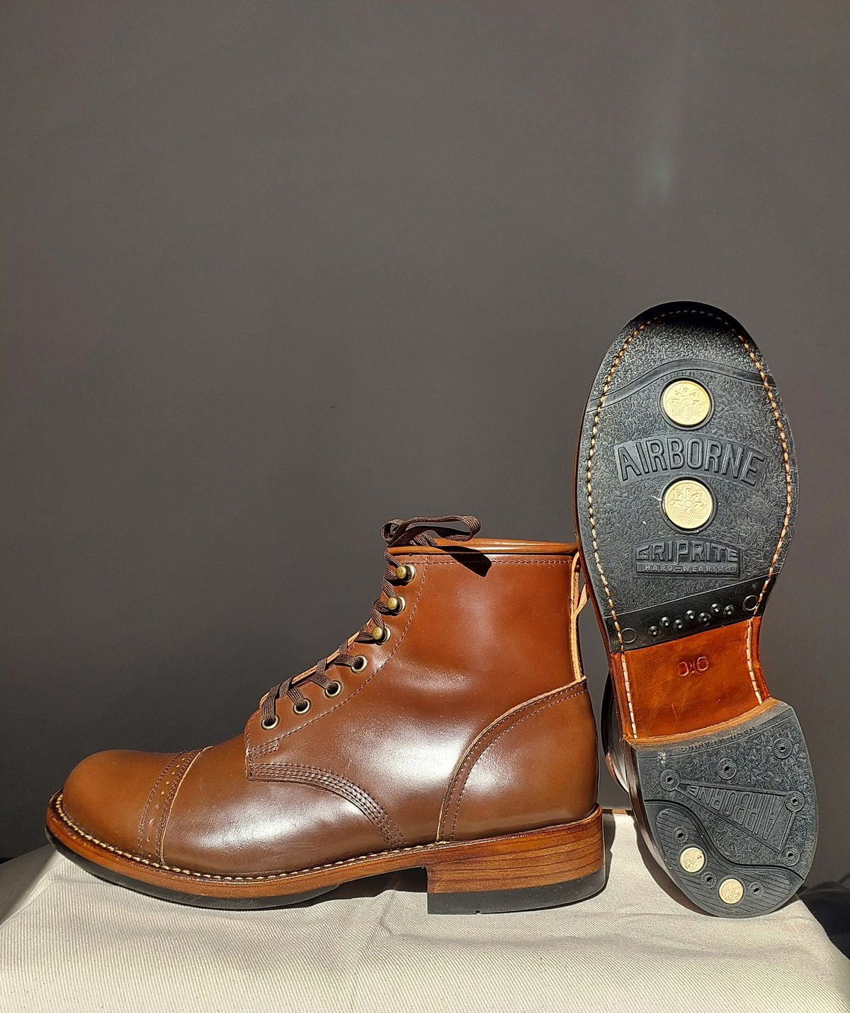 Photo by typhoon on May 10, 2023 of the Julian Boots Bowery in Horween Cigar Shell Cordovan.