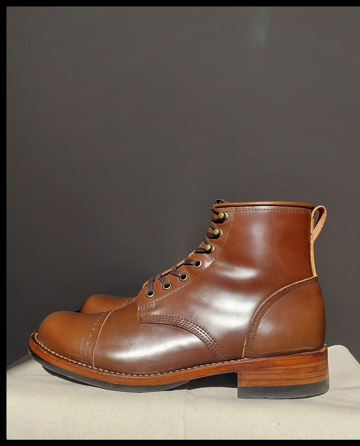 Photo by typhoon on May 10, 2023 of the Julian Boots Bowery in Horween Cigar Shell Cordovan.