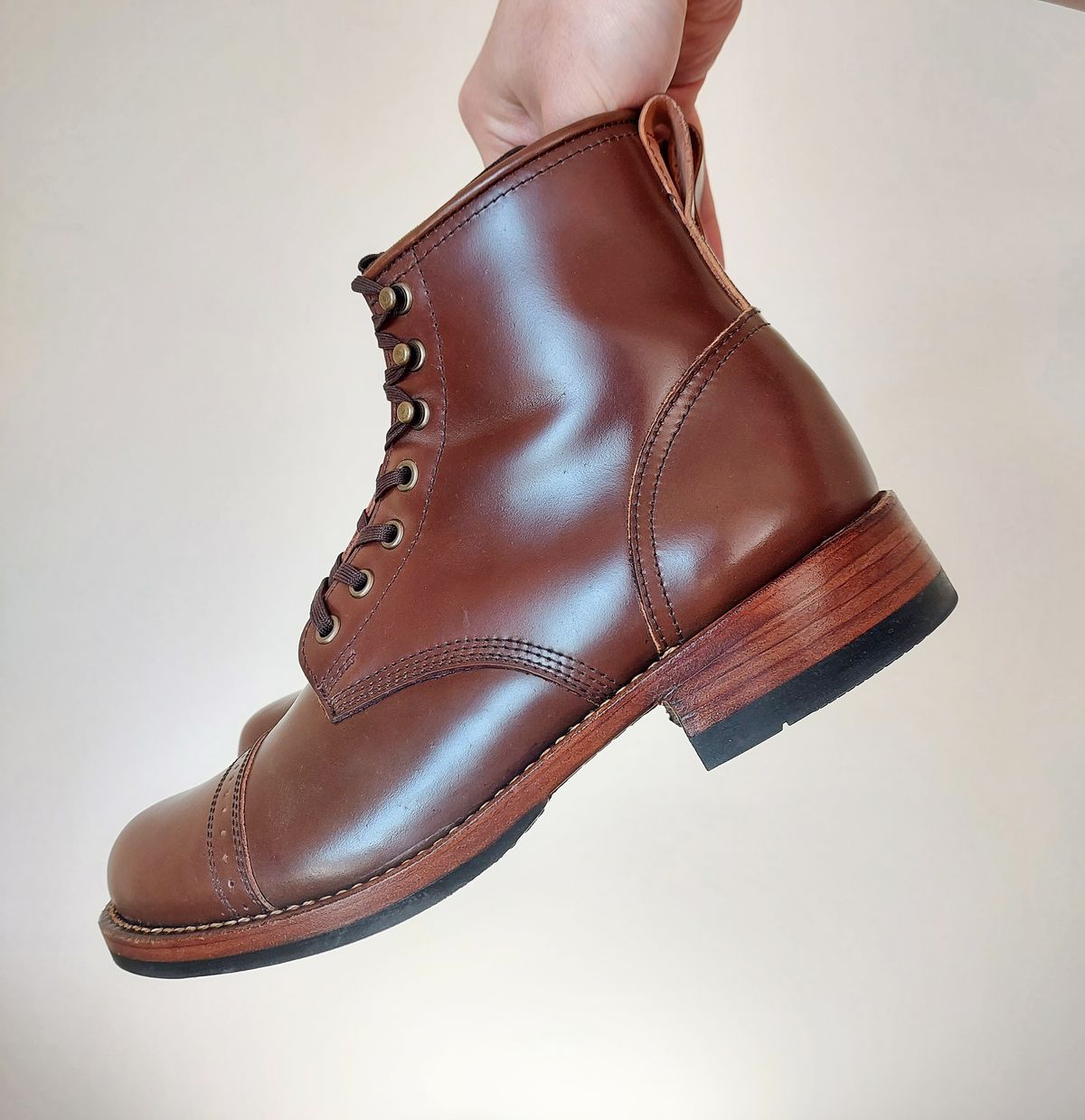 Photo by typhoon on May 10, 2023 of the Julian Boots Bowery in Horween Cigar Shell Cordovan.