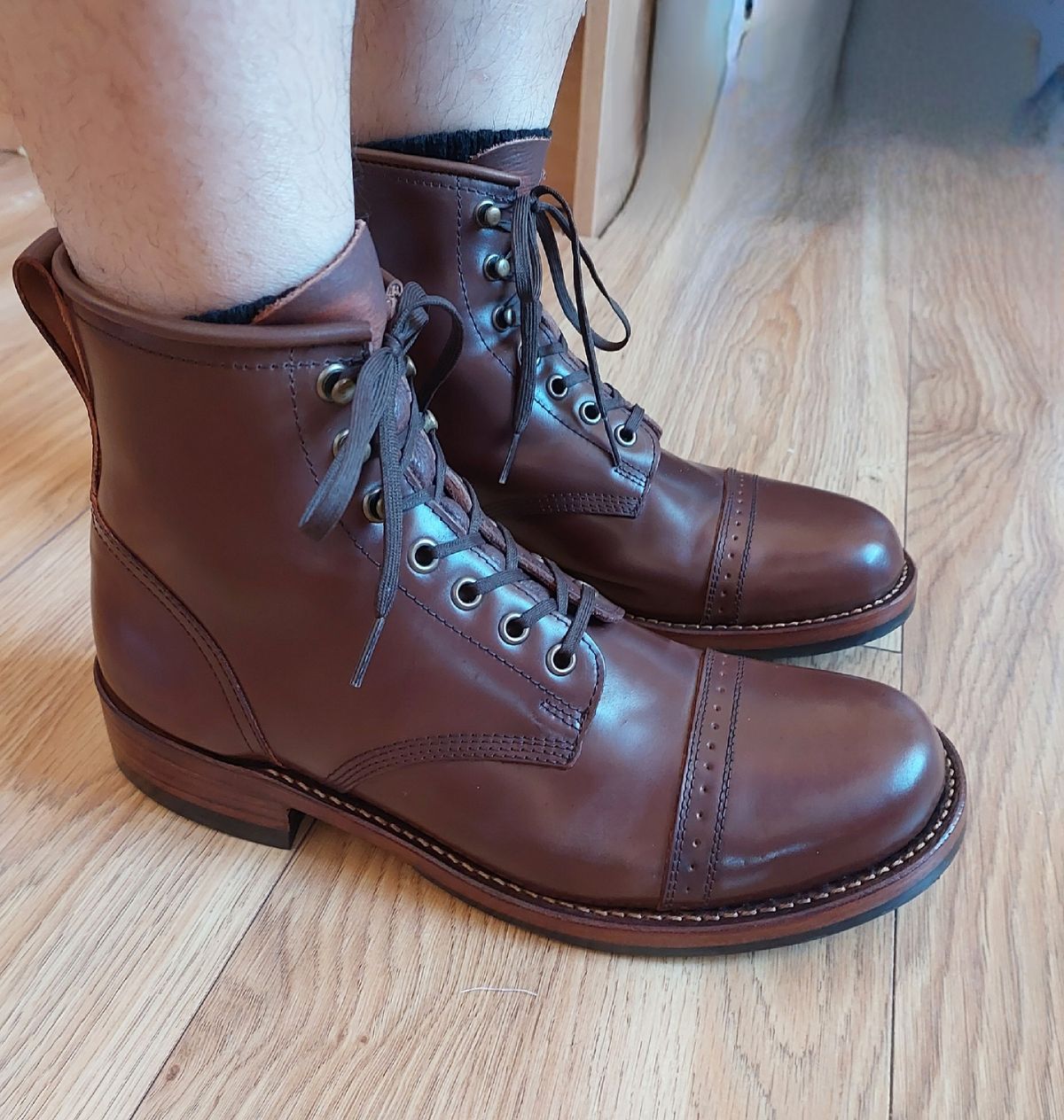 Photo by typhoon on May 10, 2023 of the Julian Boots Bowery in Horween Cigar Shell Cordovan.