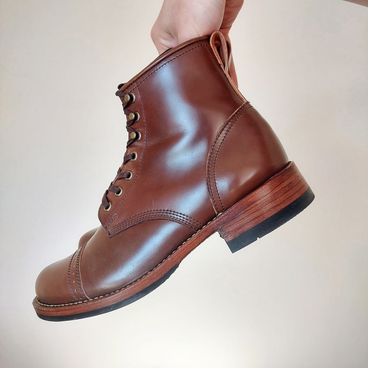 Photo by typhoon on May 10, 2023 of the Julian Boots Bowery in Horween Cigar Shell Cordovan.