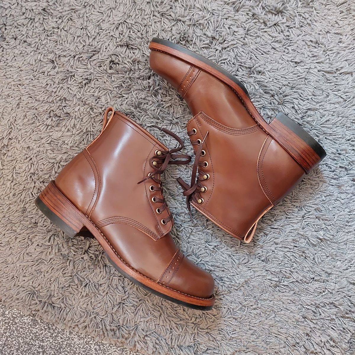 Photo by typhoon on May 10, 2023 of the Julian Boots Bowery in Horween Cigar Shell Cordovan.