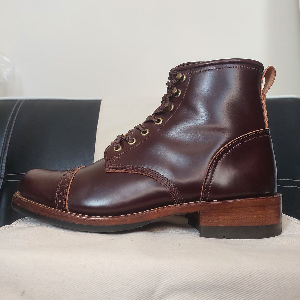 Photo by typhoon on March 30, 2023 of the Julian Boots Bowery in Horween Color 8 Shell Cordovan.