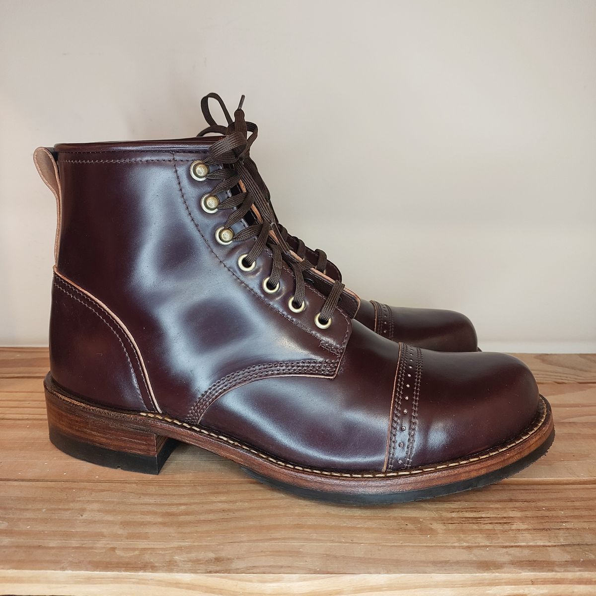 Photo by typhoon on March 30, 2023 of the Julian Boots Bowery in Horween Color 8 Shell Cordovan.