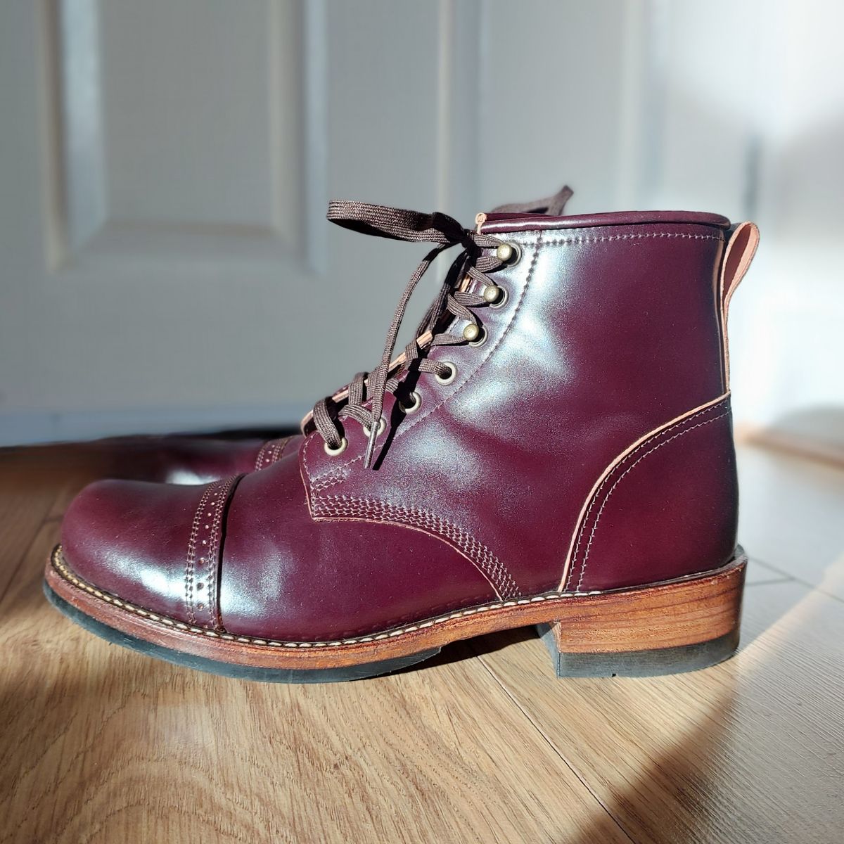 Photo by typhoon on May 10, 2023 of the Julian Boots Bowery in Horween Color 8 Shell Cordovan.