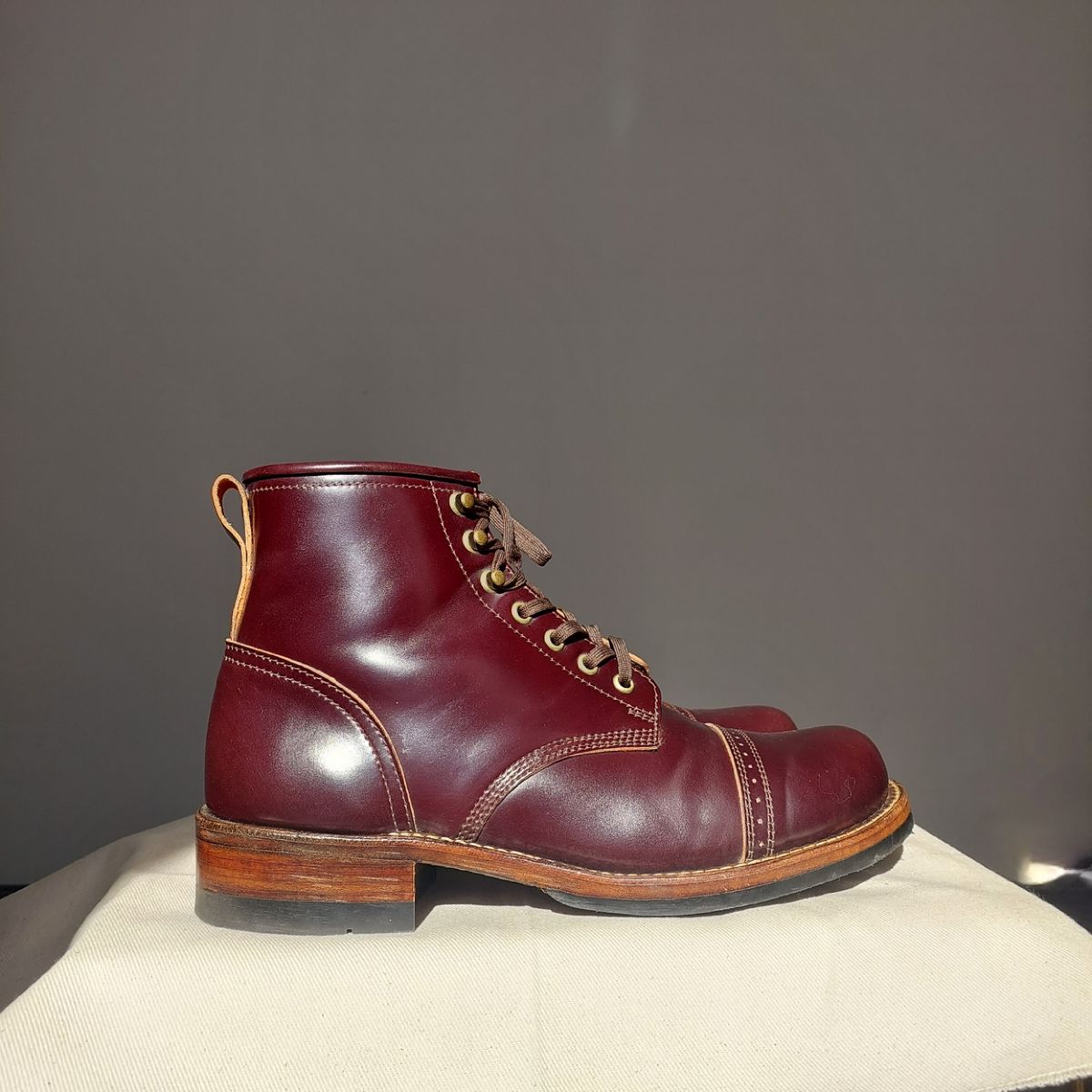 Photo by typhoon on May 10, 2023 of the Julian Boots Bowery in Horween Color 8 Shell Cordovan.