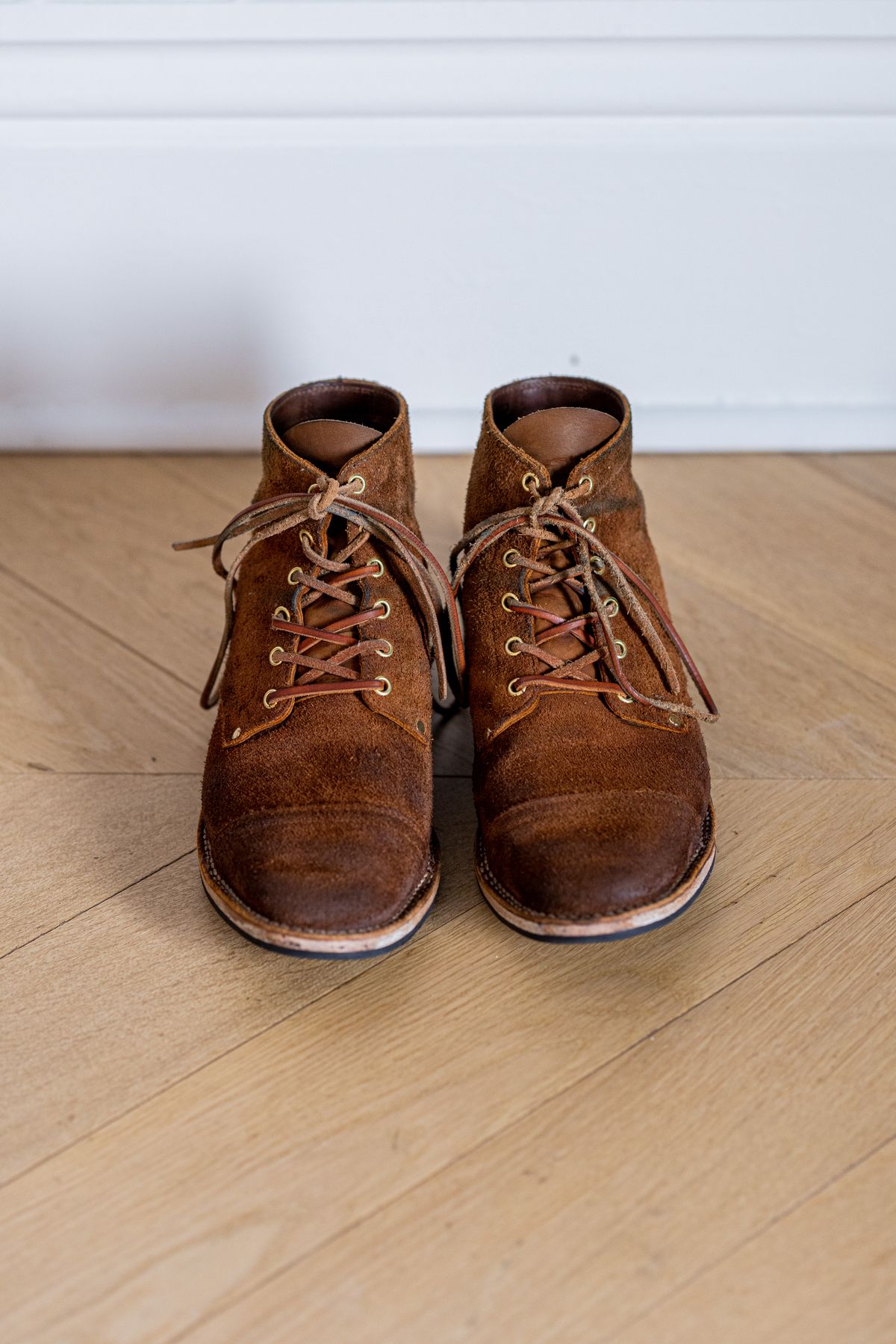 Photo by PatinaTurner on March 5, 2023 of the Viberg Service Boot PCT in Seidel Aged Bark Roughout.