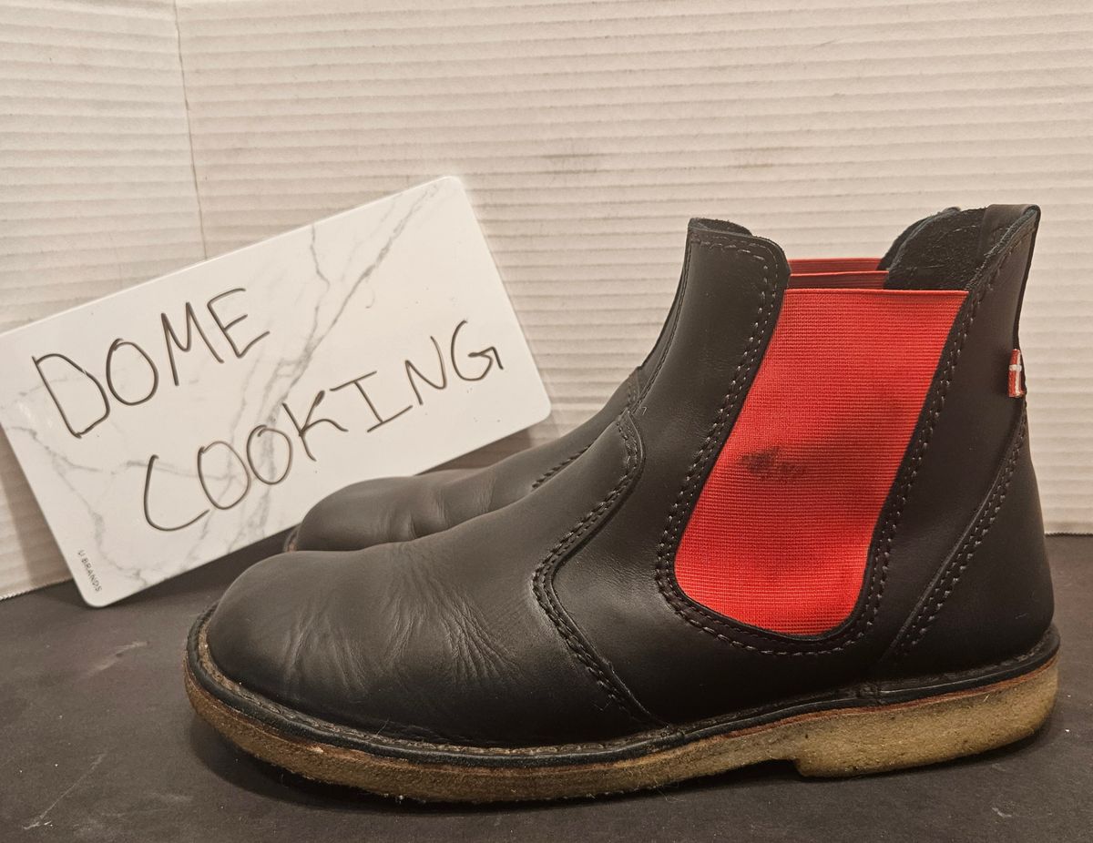 Photo by Mobius_Mustache on November 4, 2025 of the Duckfeet Roskilde in Terracare Black.