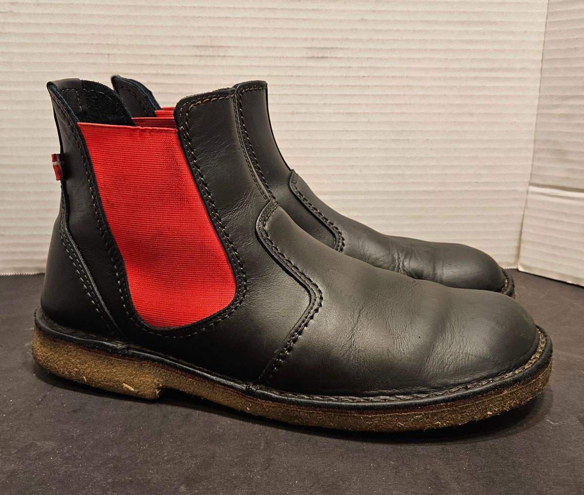 Photo by Mobius_Mustache on December 6, 2025 of the Duckfeet Roskilde in Terracare Black.