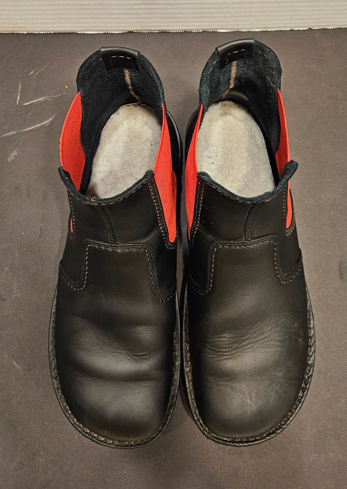 Photo by Mobius_Mustache on December 6, 2025 of the Duckfeet Roskilde in Terracare Black.