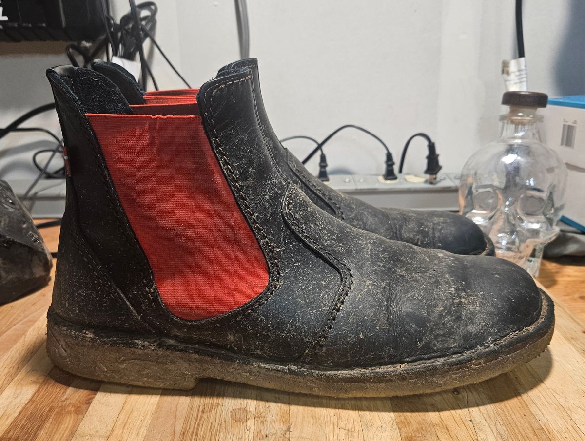 Photo by Mobius_Mustache on January 5, 2026 of the Duckfeet Roskilde in Terracare Black.