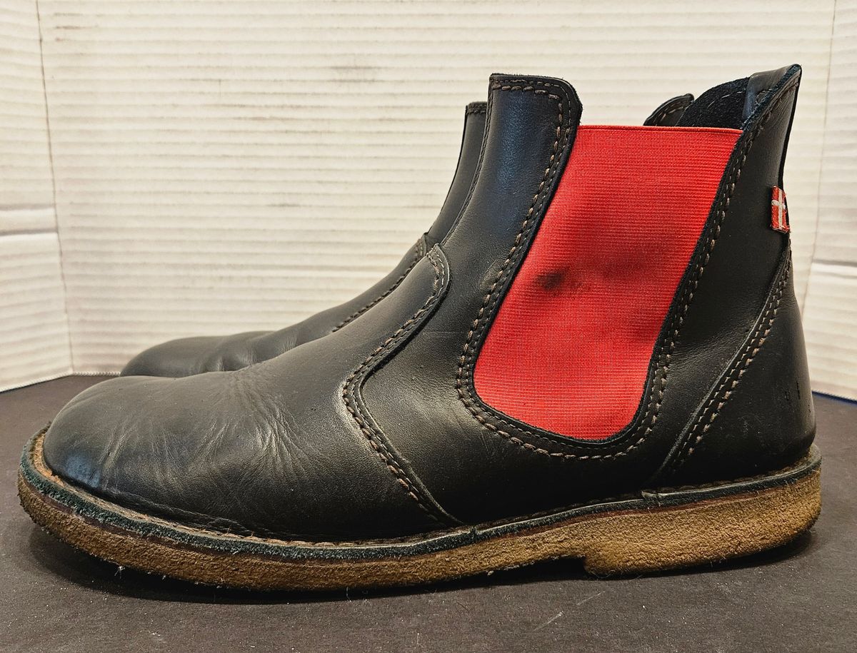 Photo by Mobius_Mustache on March 2, 2026 of the Duckfeet Roskilde in Terracare Black.