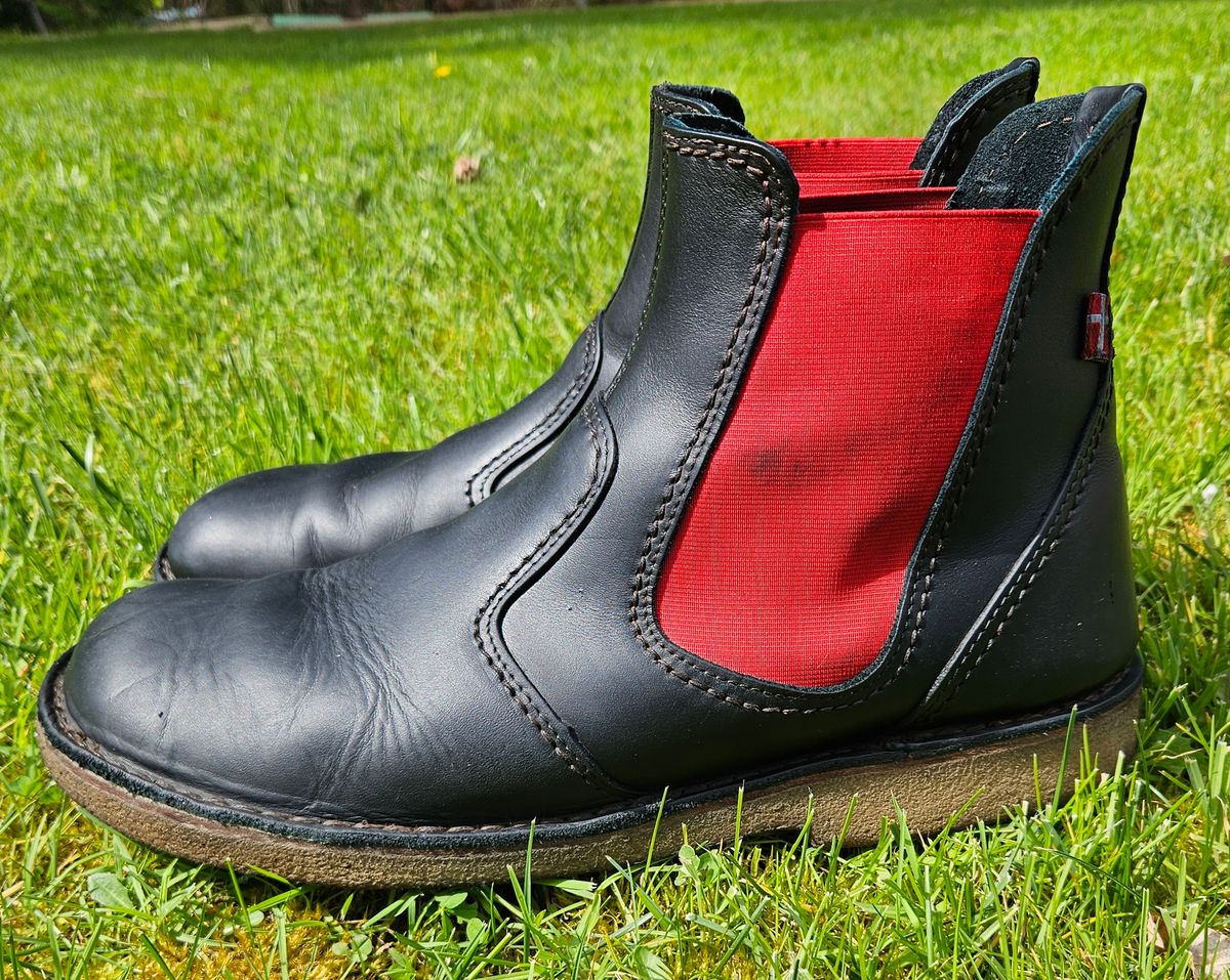 Photo by Mobius_Mustache on April 5, 2026 of the Duckfeet Roskilde in Terracare Black.