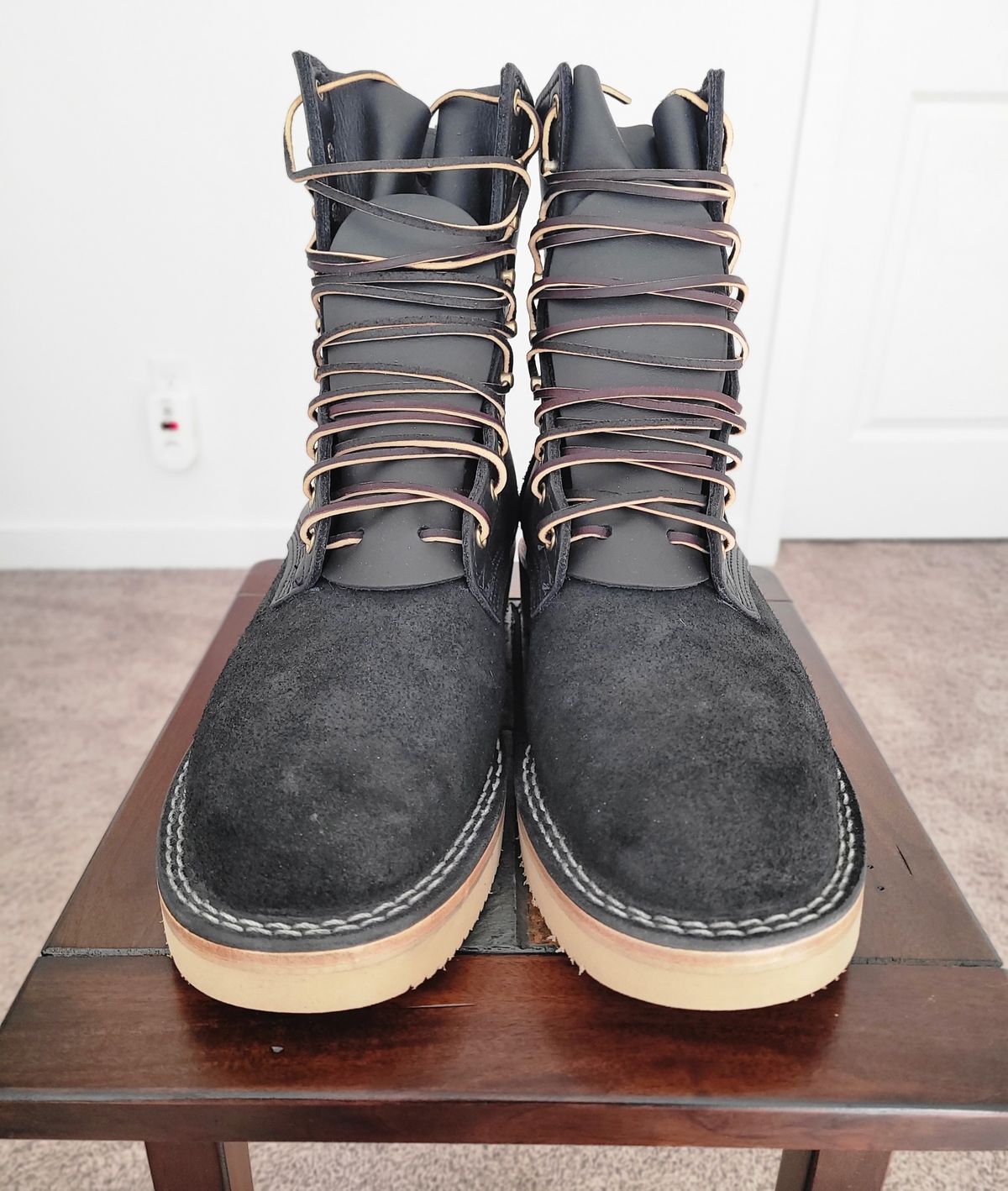 Photo by Mobius_Mustache on October 1, 2023 of the Nicks Traveler in Seidel MaxSupport Black Roughout.