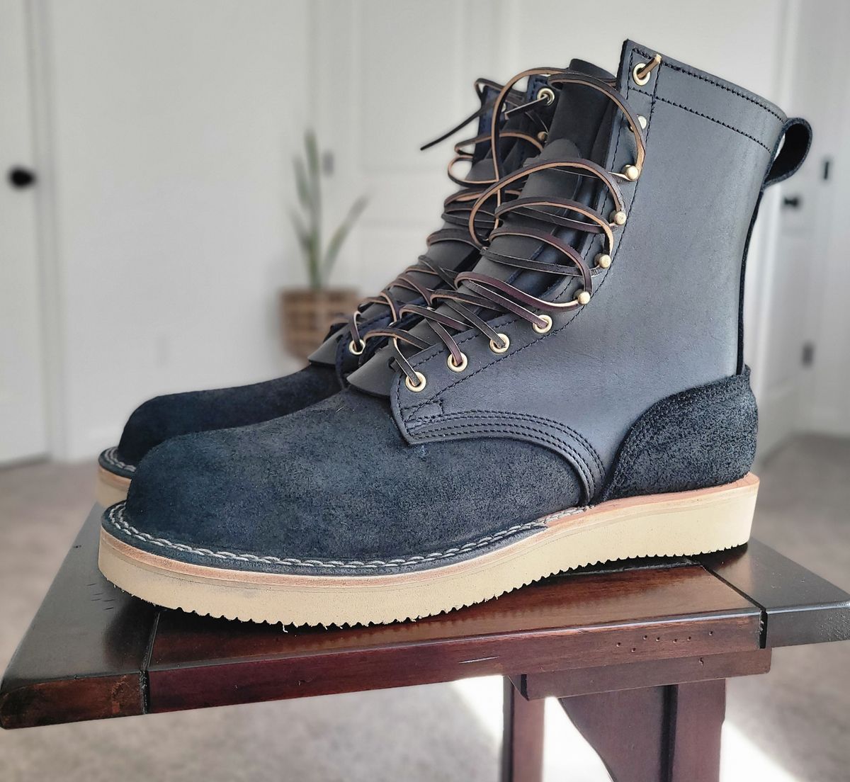 Photo by Mobius_Mustache on October 1, 2023 of the Nicks Traveler in Seidel MaxSupport Black Roughout.