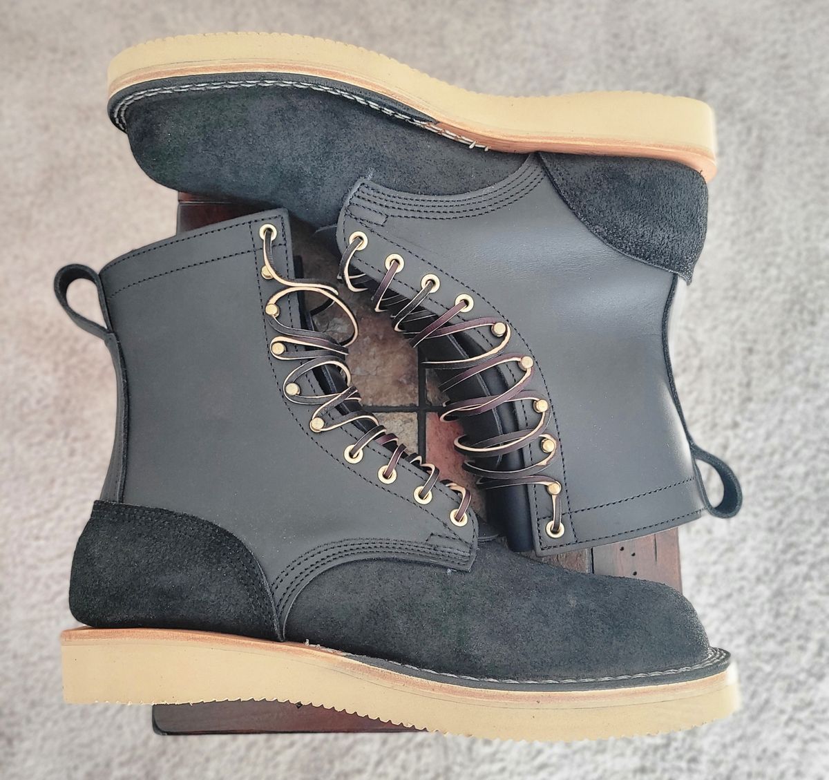Photo by Mobius_Mustache on October 1, 2023 of the Nicks Traveler in Seidel MaxSupport Black Roughout.