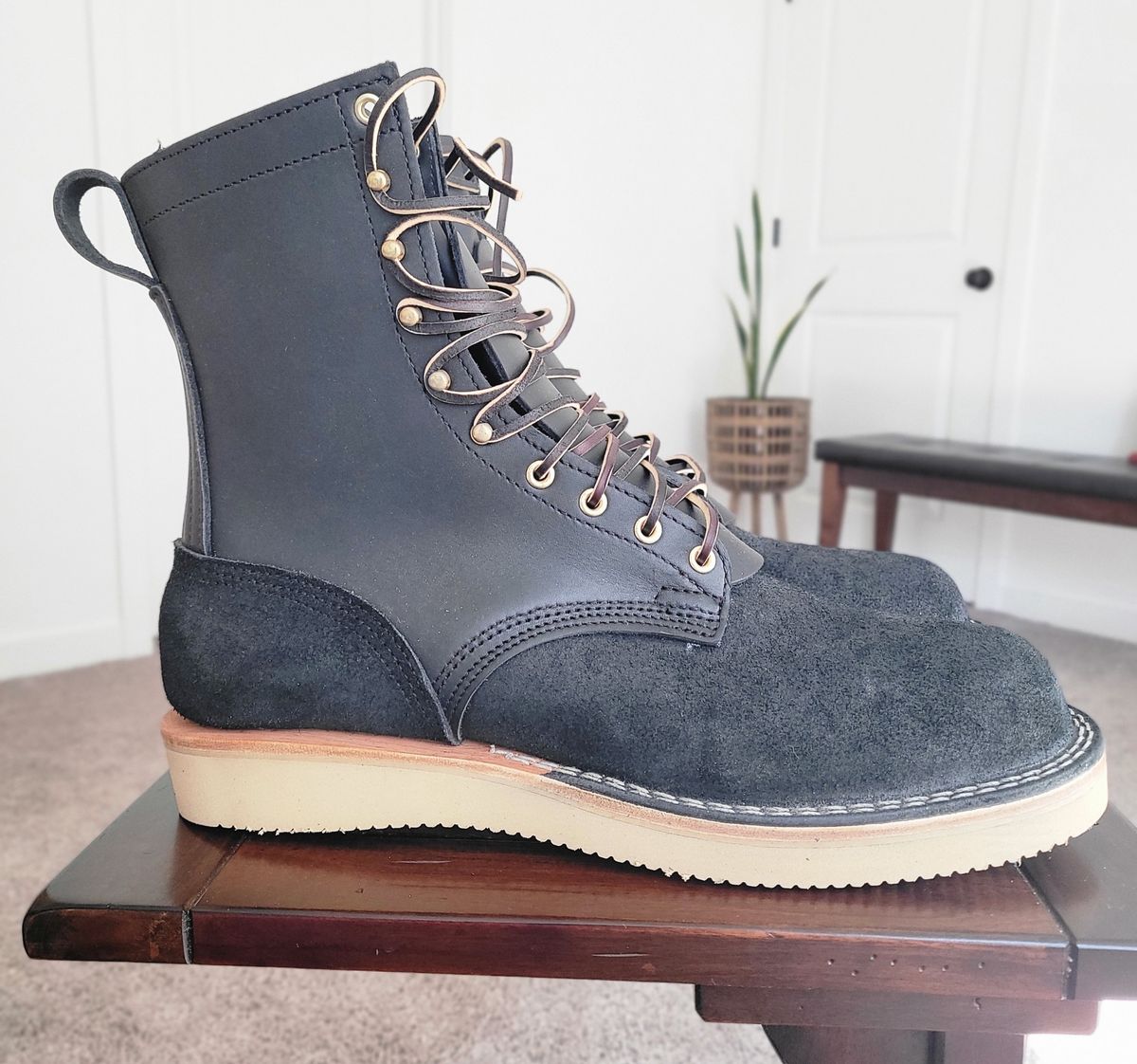 Photo by Mobius_Mustache on October 1, 2023 of the Nicks Traveler in Seidel MaxSupport Black Roughout.