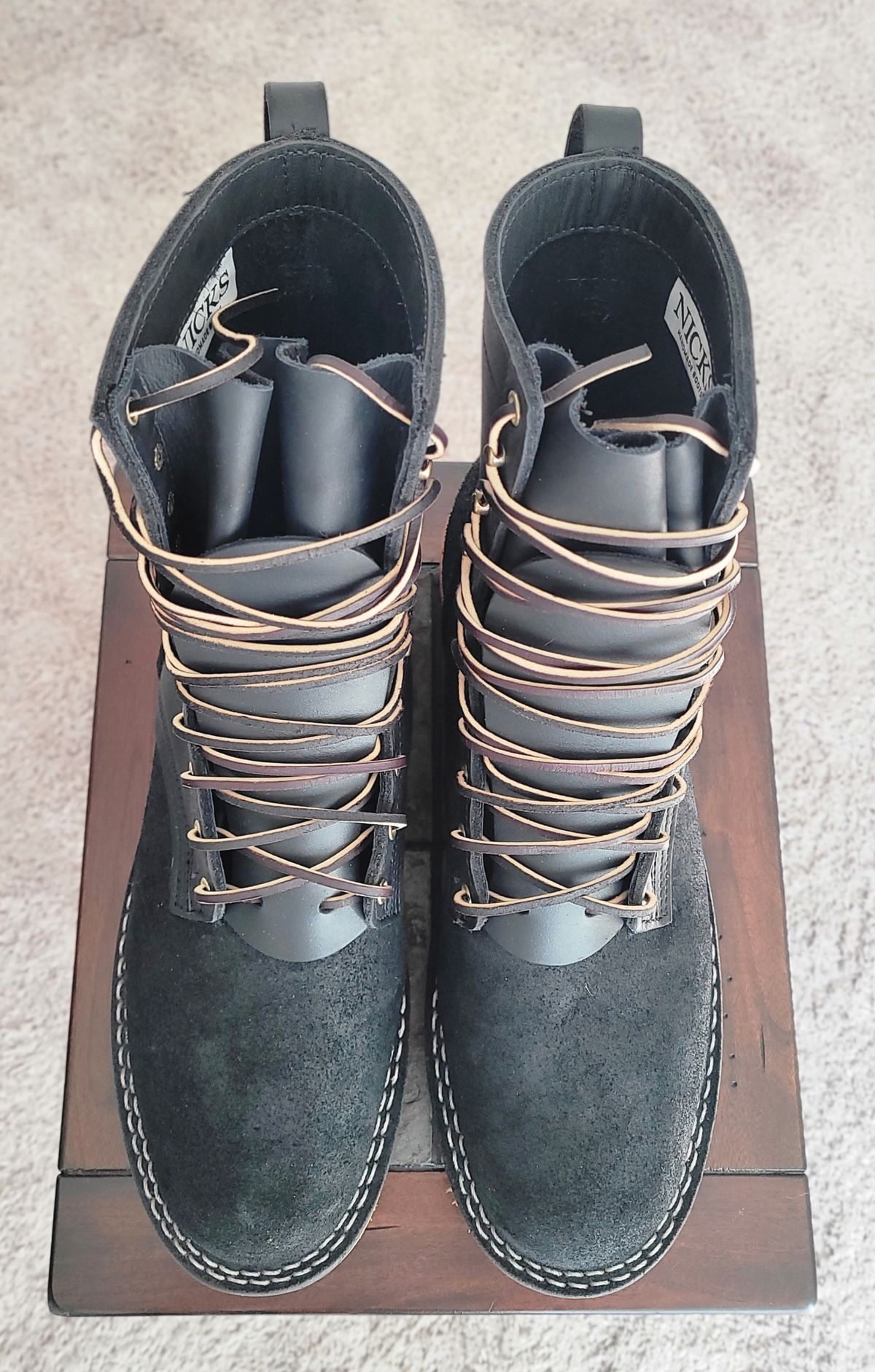 Photo by Mobius_Mustache on October 1, 2023 of the Nicks Traveler in Seidel MaxSupport Black Roughout.