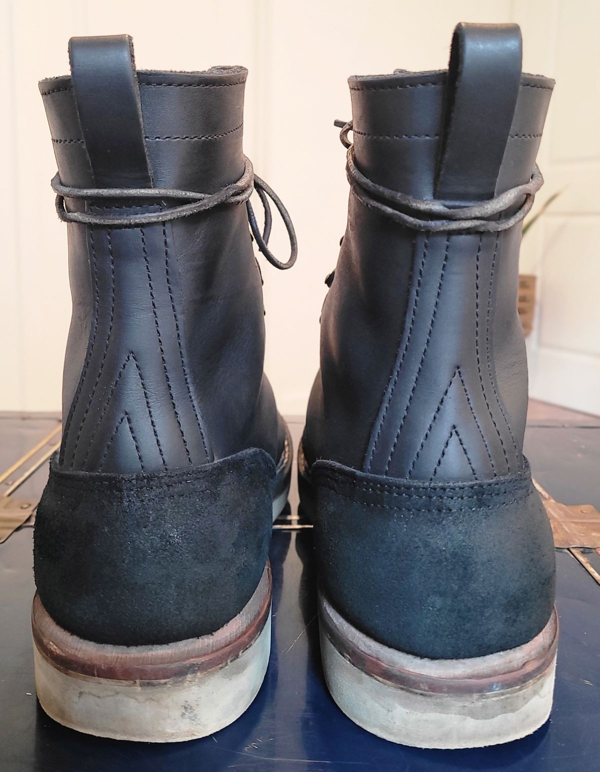 Photo by Mobius_Mustache on November 3, 2023 of the Nicks Traveler in Seidel MaxSupport Black Roughout.