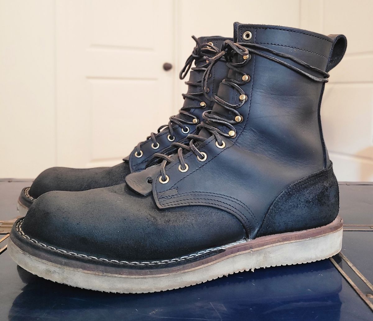 Photo by Mobius_Mustache on November 3, 2023 of the Nicks Traveler in Seidel MaxSupport Black Roughout.