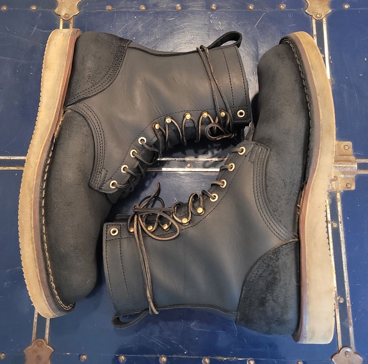 Photo by Mobius_Mustache on November 3, 2023 of the Nicks Traveler in Seidel MaxSupport Black Roughout.