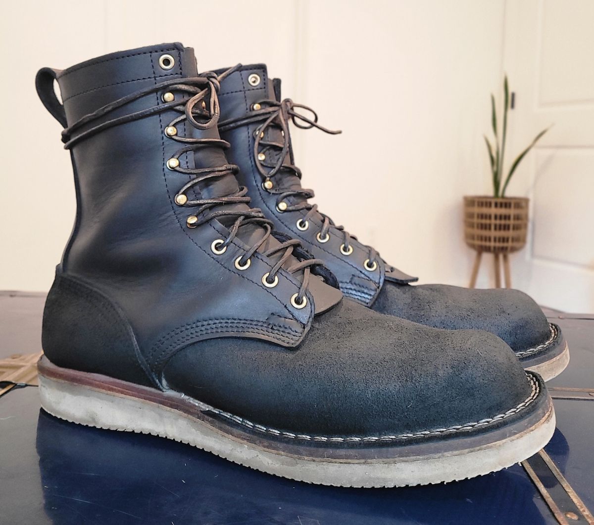 Photo by Mobius_Mustache on November 3, 2023 of the Nicks Traveler in Seidel MaxSupport Black Roughout.