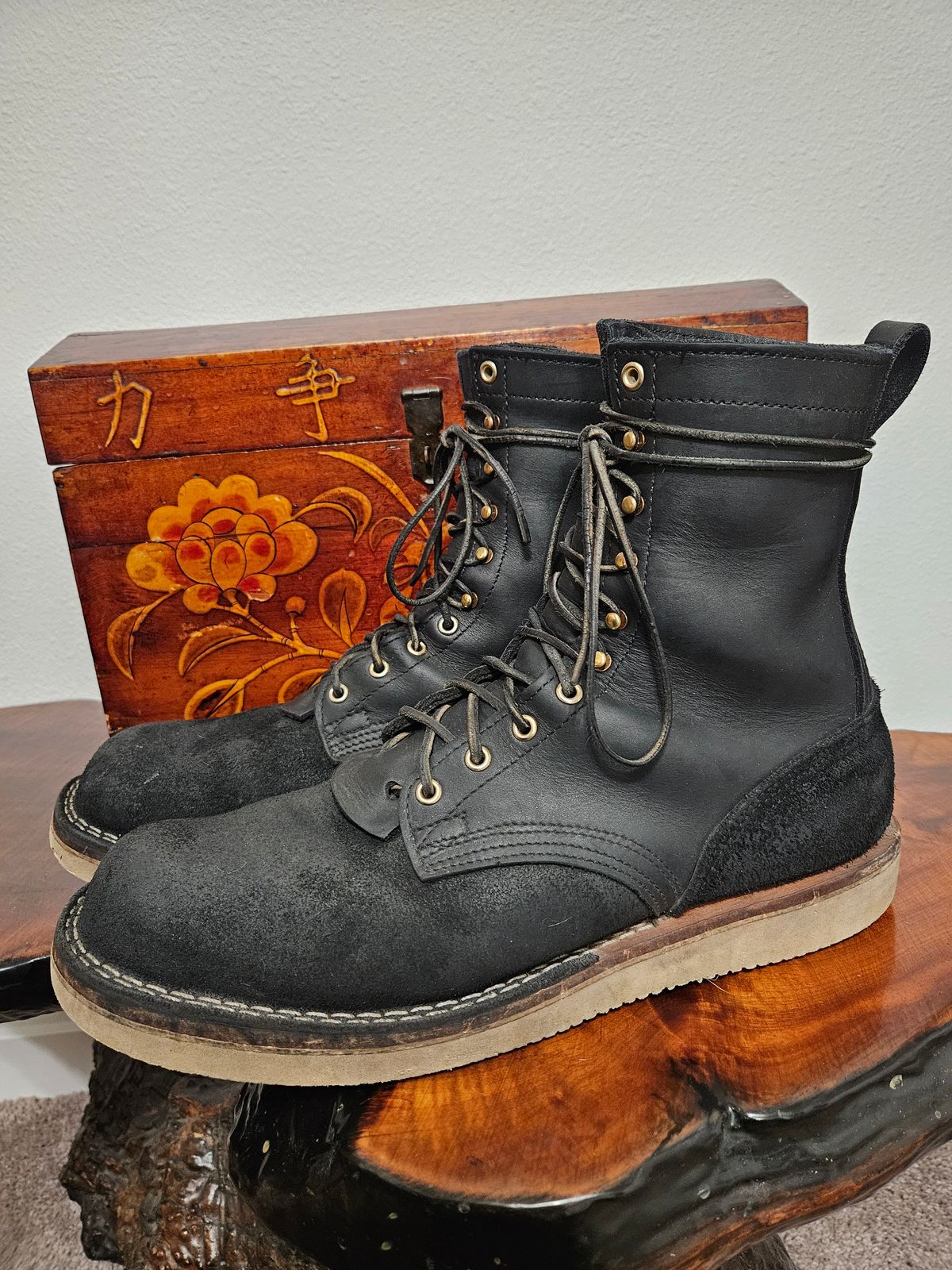 Photo by Mobius_Mustache on January 2, 2024 of the Nicks Traveler in Seidel MaxSupport Black Roughout.